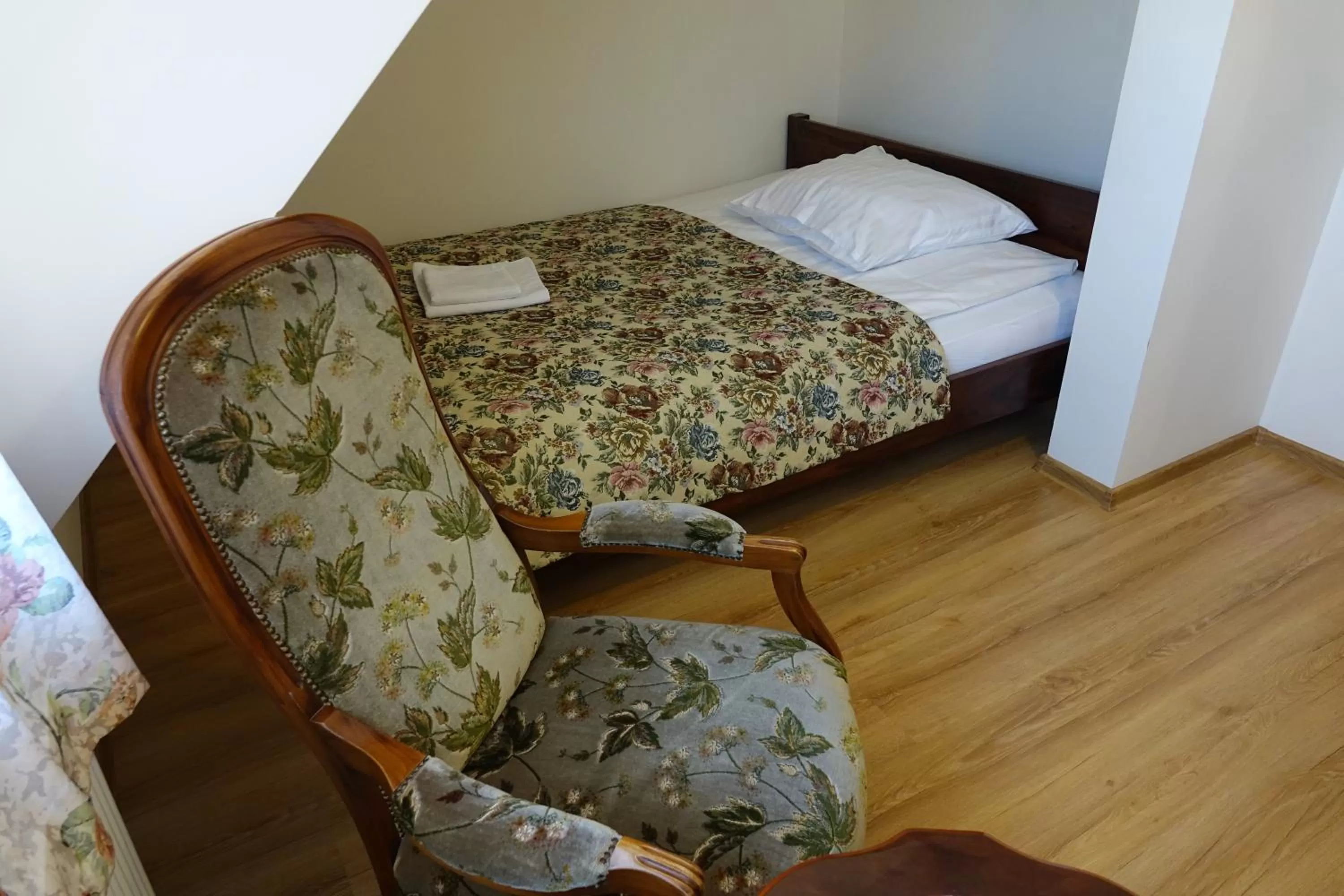 Bed in Gościniec Dworski w Ropie - Pokoje gościnne