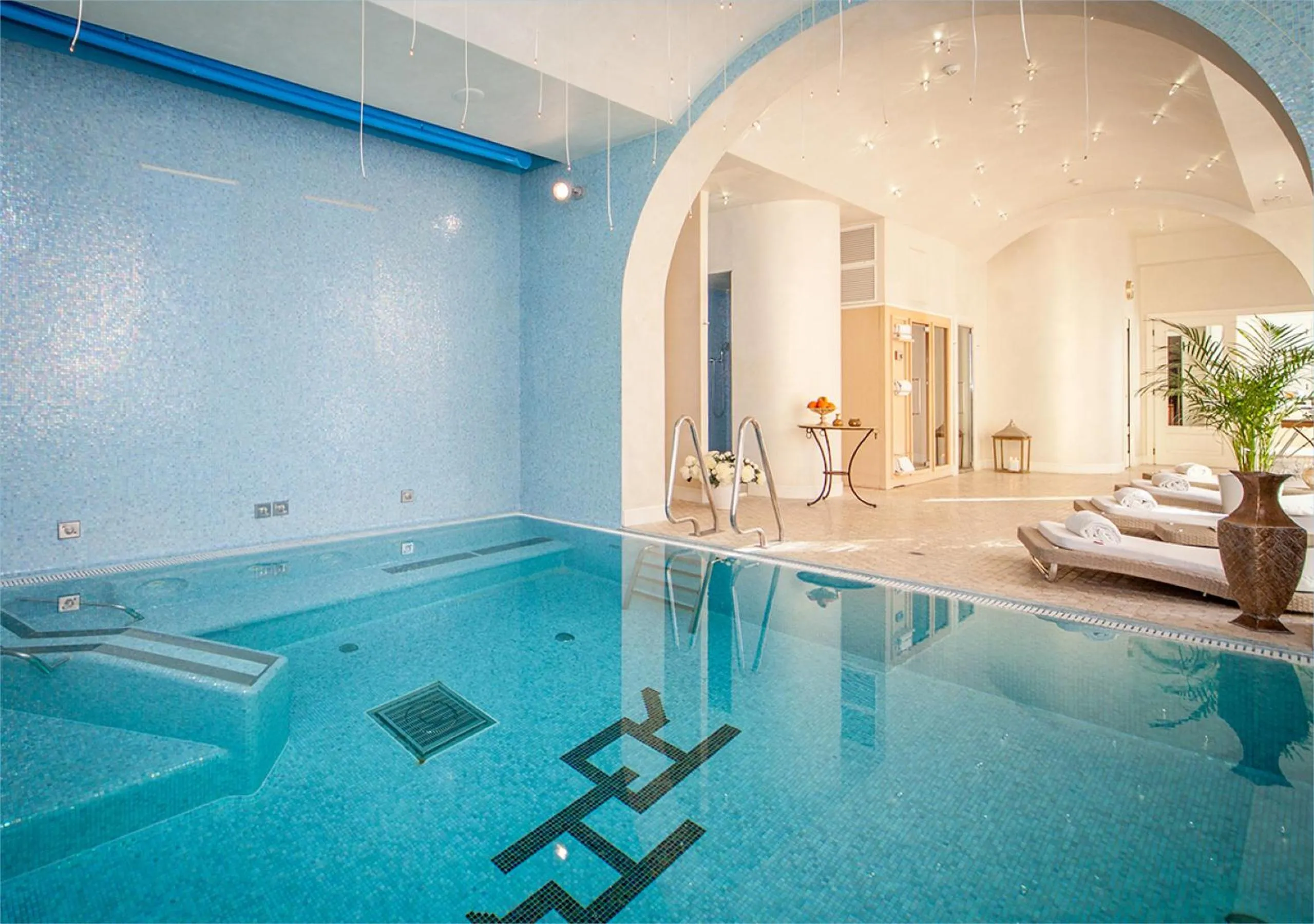 Swimming pool in Residenza Parco Fellini