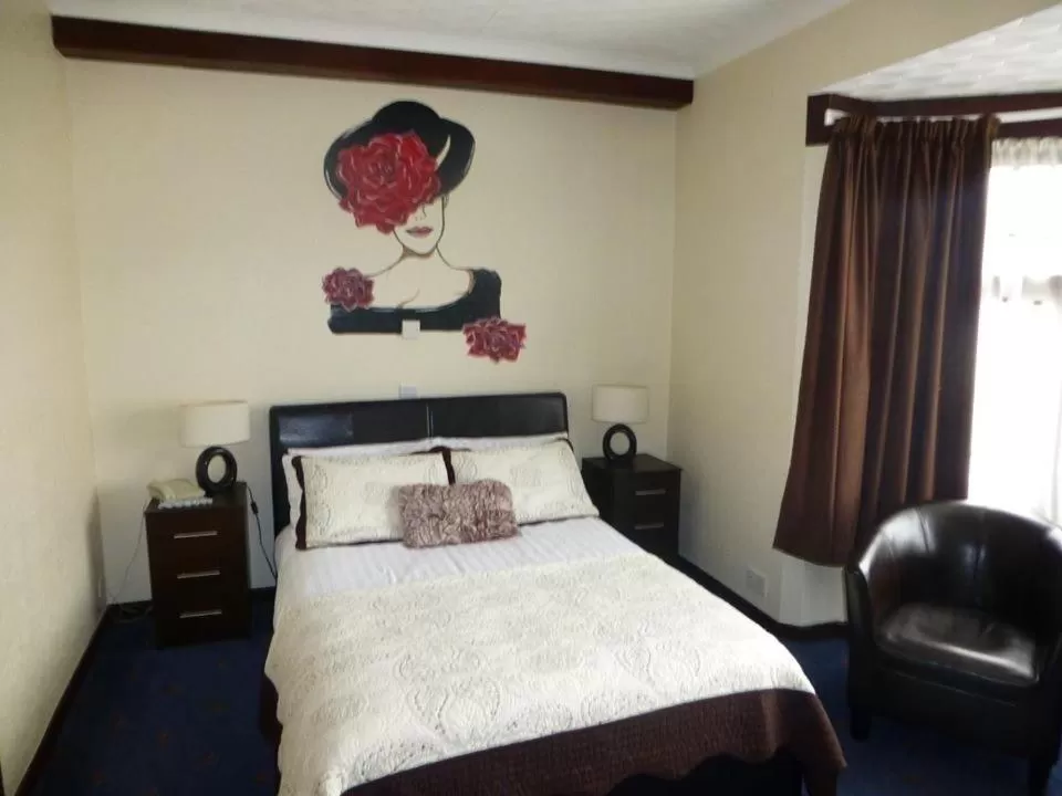 Bedroom, Bed in Woodlands Hotel