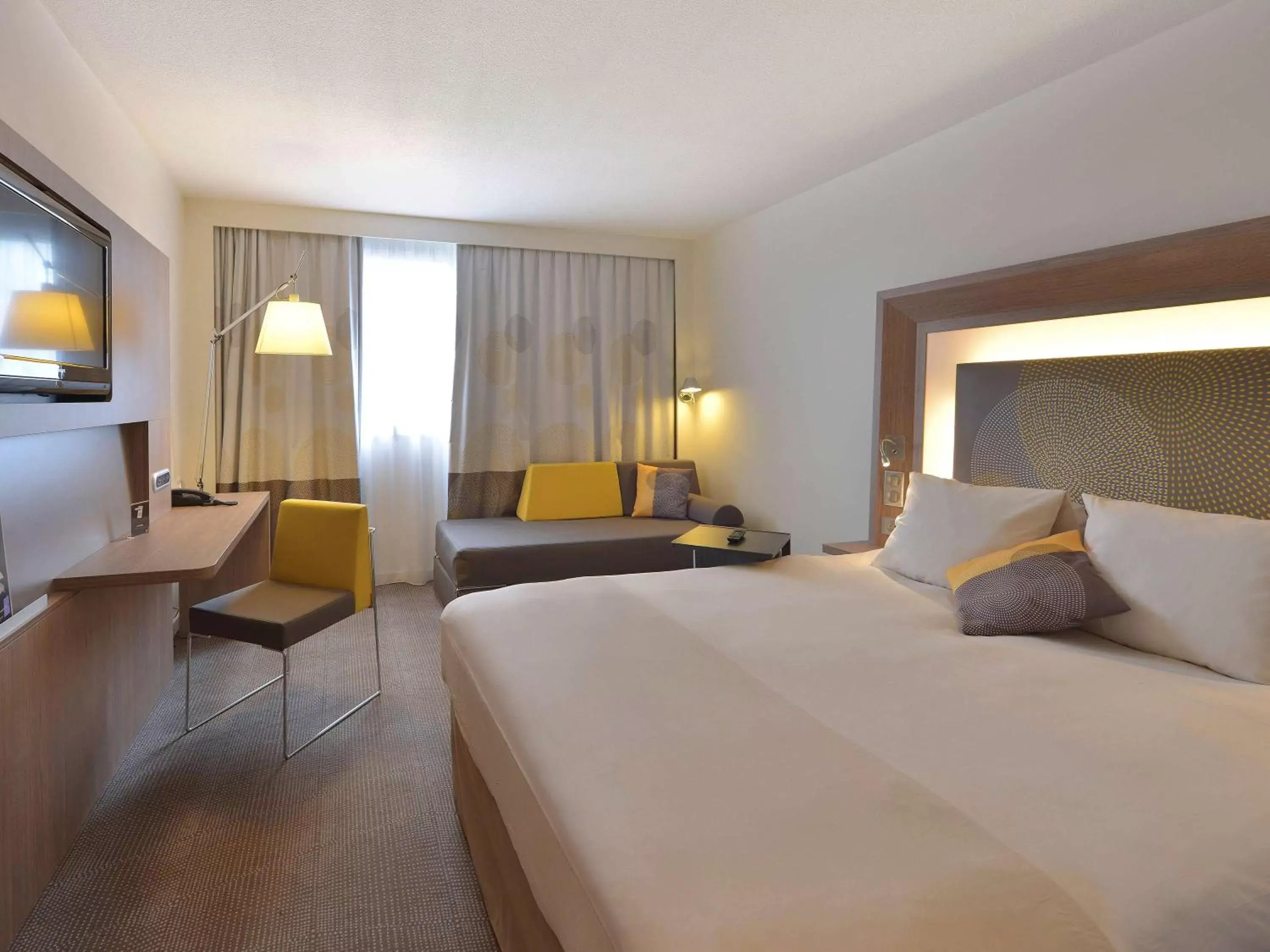 Photo of the whole room, Bed in Novotel Clermont-Ferrand