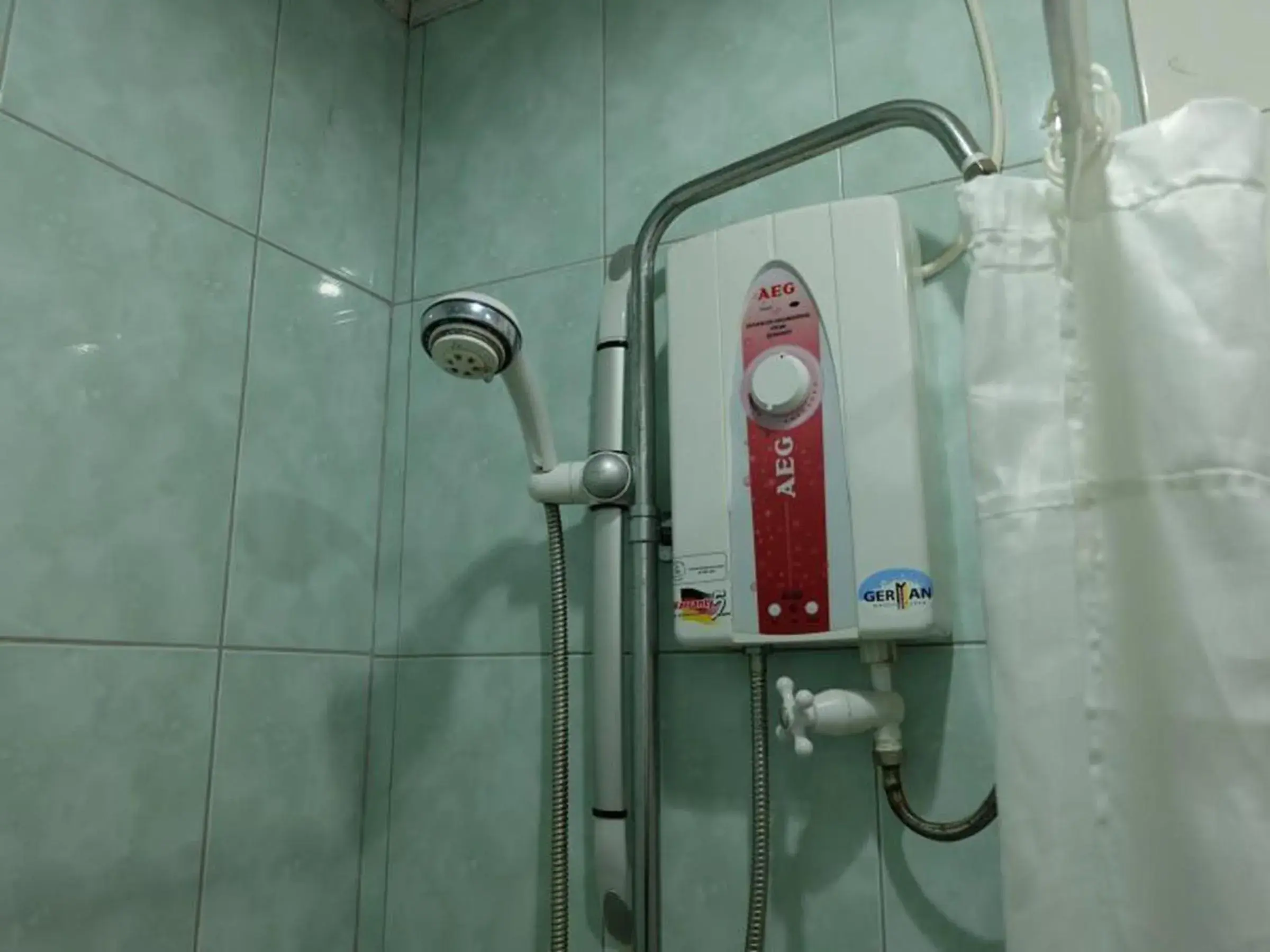 Shower, Bathroom in A&a Plaza Hotel