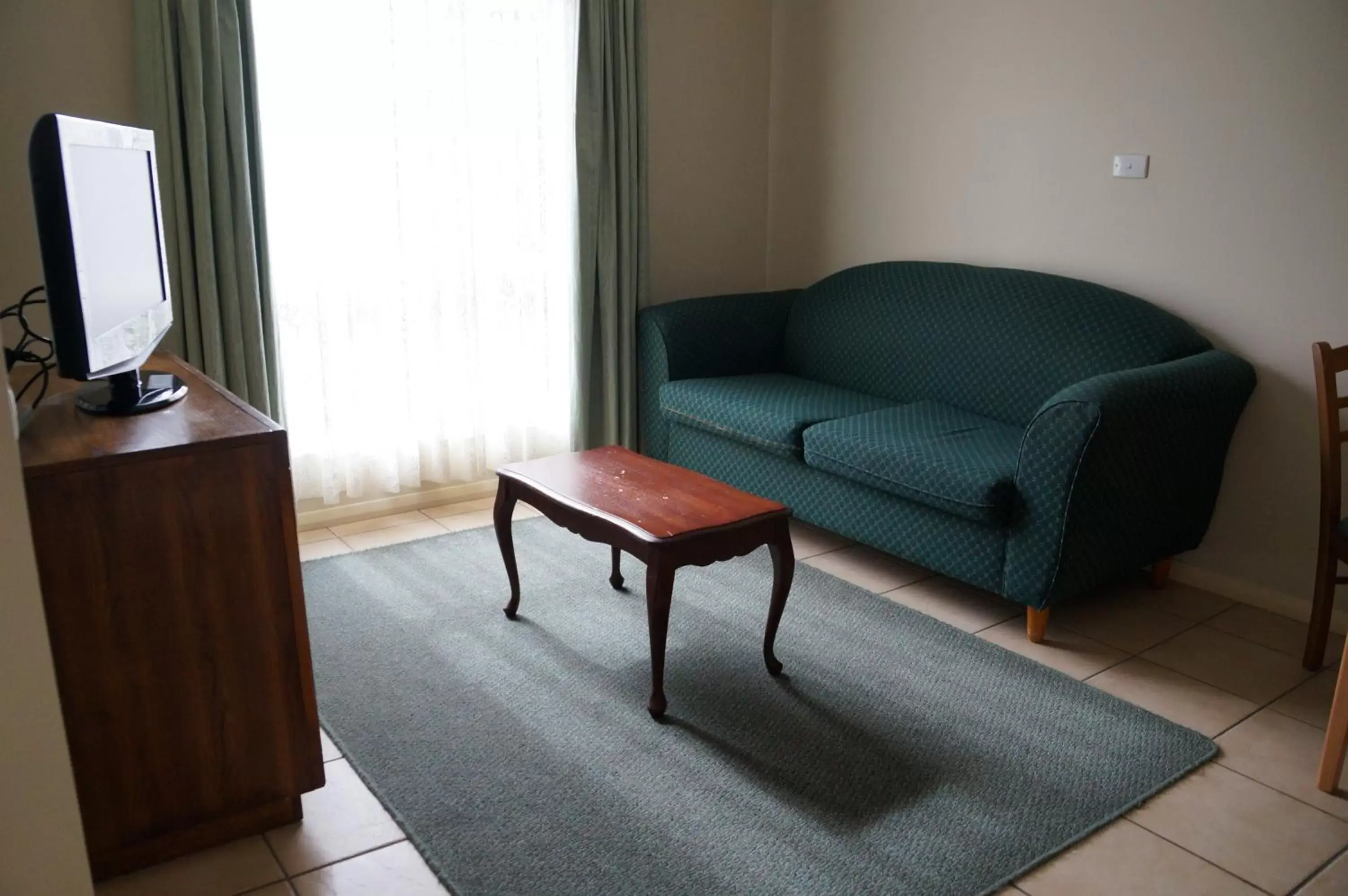 Living room, Seating Area in Green Gables Motel