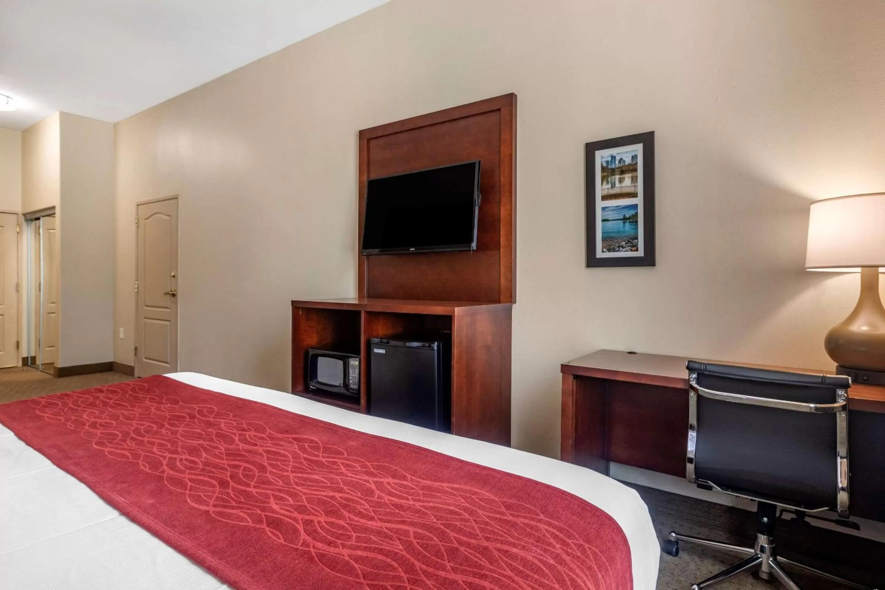 Photo of the whole room, Bed in Comfort Inn & Suites Villa Rica
