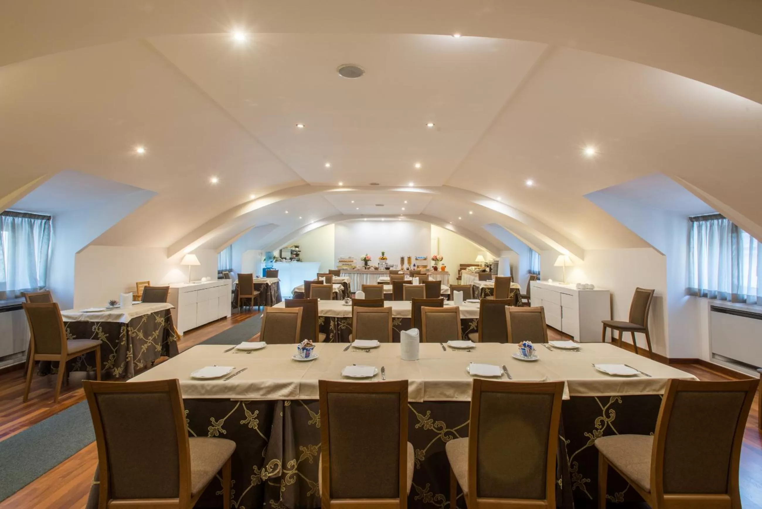 Restaurant/places to eat in Royal Hotel