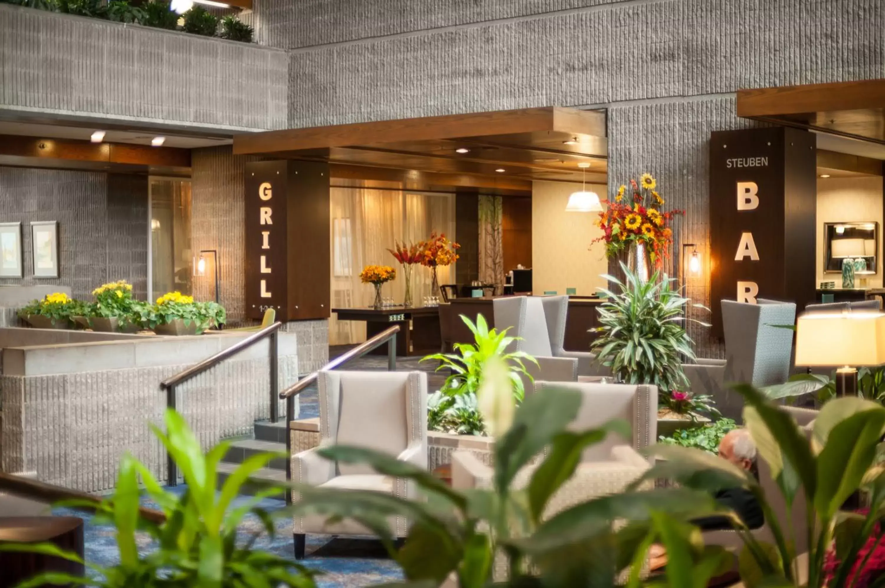 Lounge or bar, Restaurant/Places to Eat in Radisson Hotel Corning