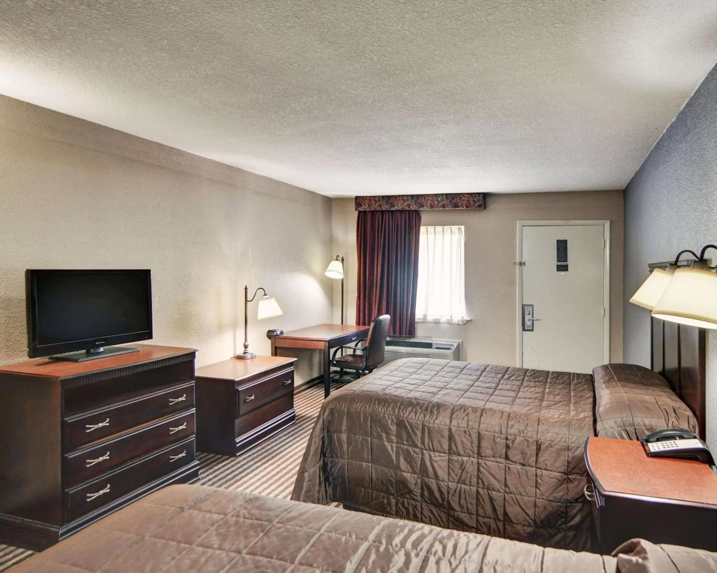 Photo of the whole room, TV/Entertainment Center in Rodeway Inn Gainesville I-35