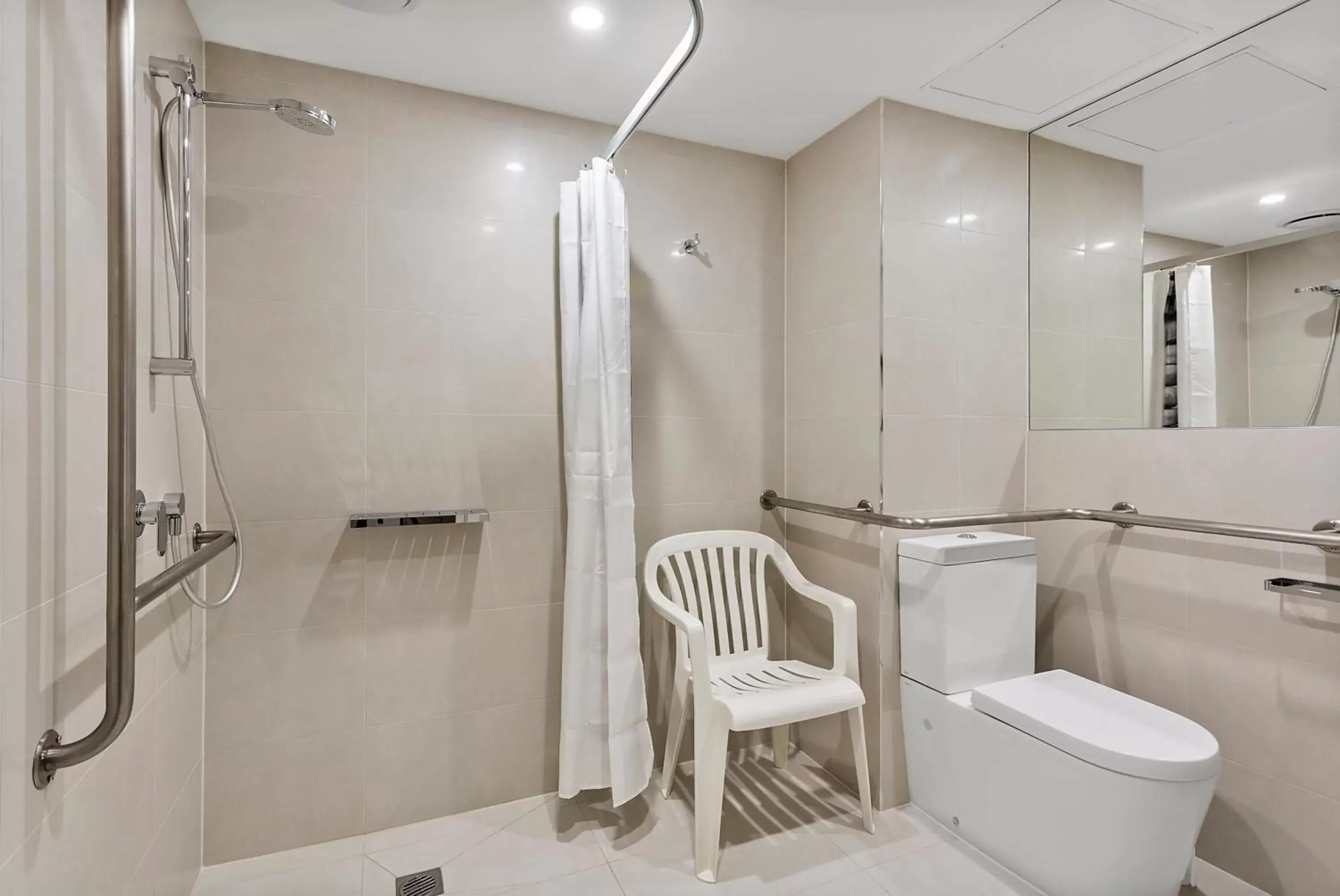 Facility for disabled guests, Bathroom in Quality Hotel Manor