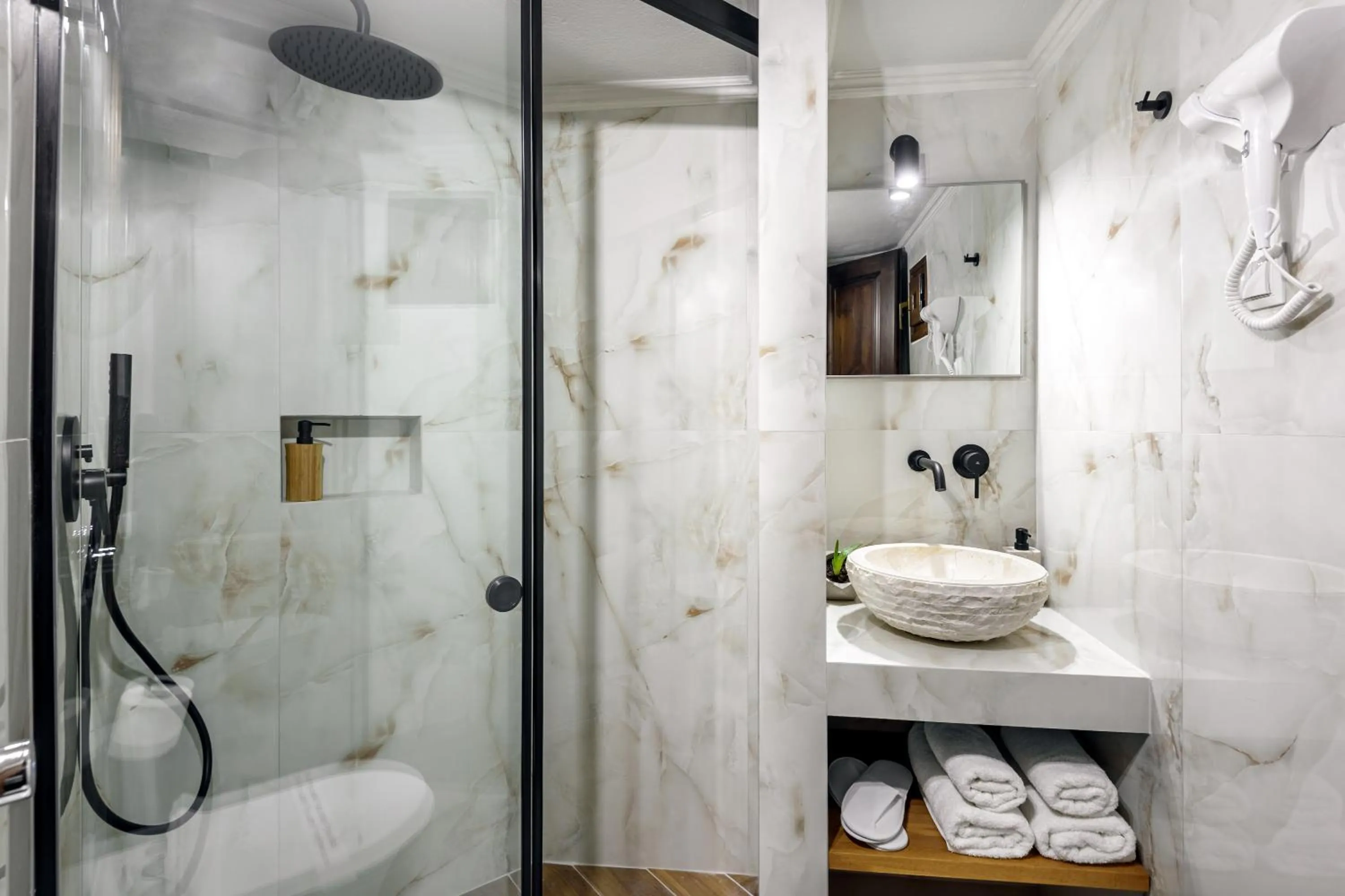 Bathroom in Porto Del Colombo Traditional Boutique Hotel