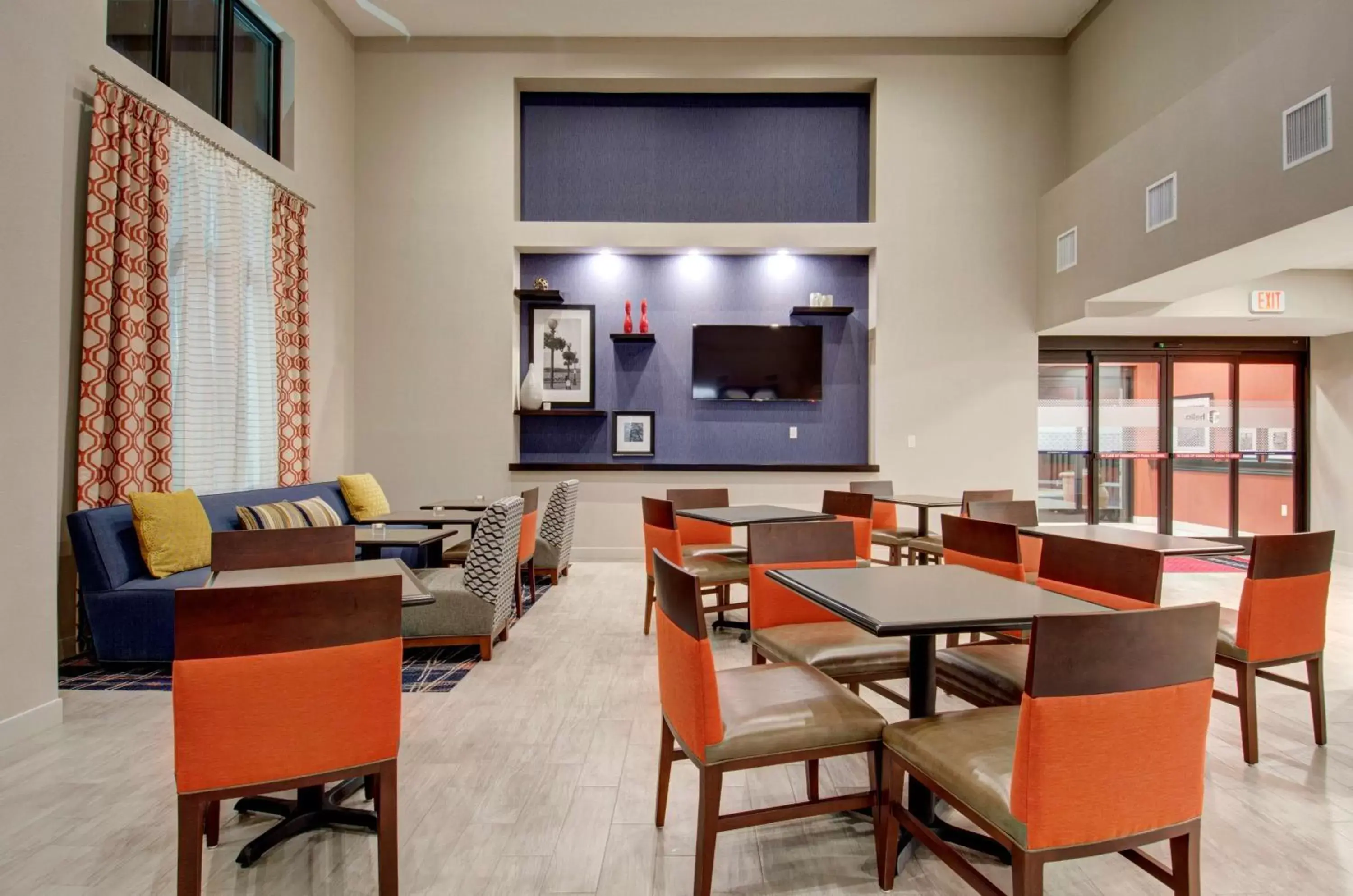 Seating area, Restaurant/Places to Eat in Hampton Inn & Suites Springfield Downtown