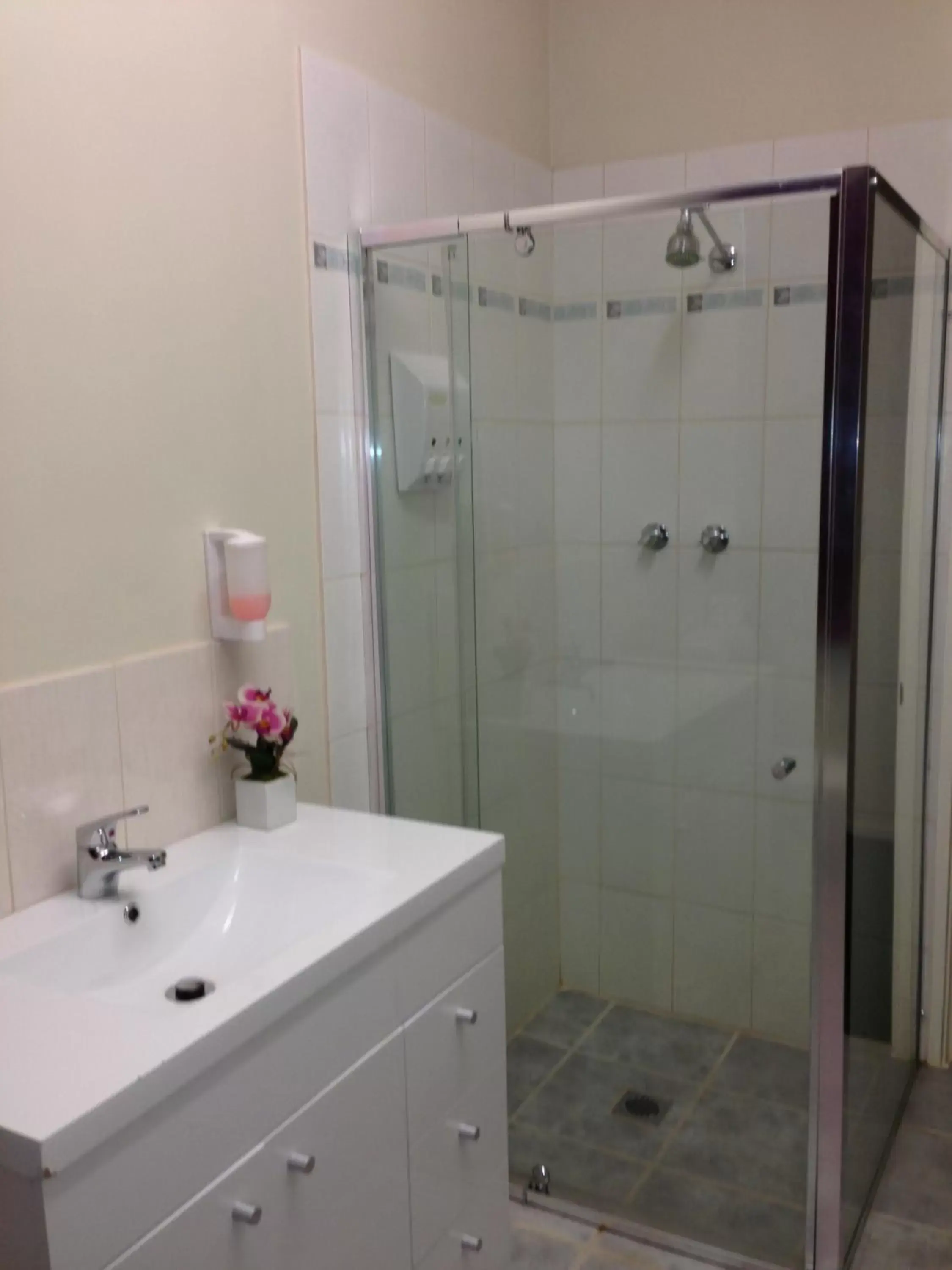 Shower, Bathroom in Carnegie Motor Inn