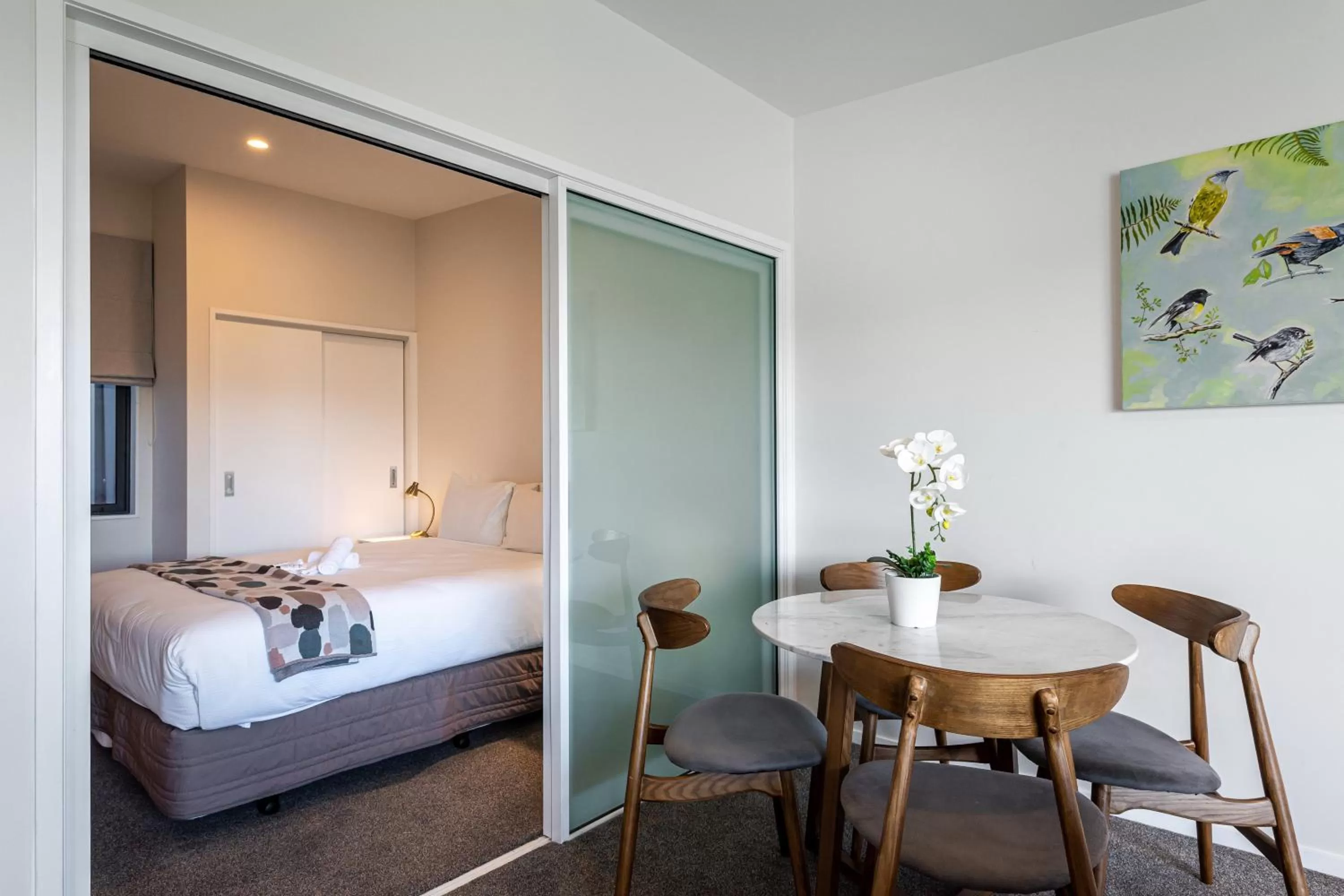 Dining area, Bed in FERNZ Motel & Apartments Birkenhead