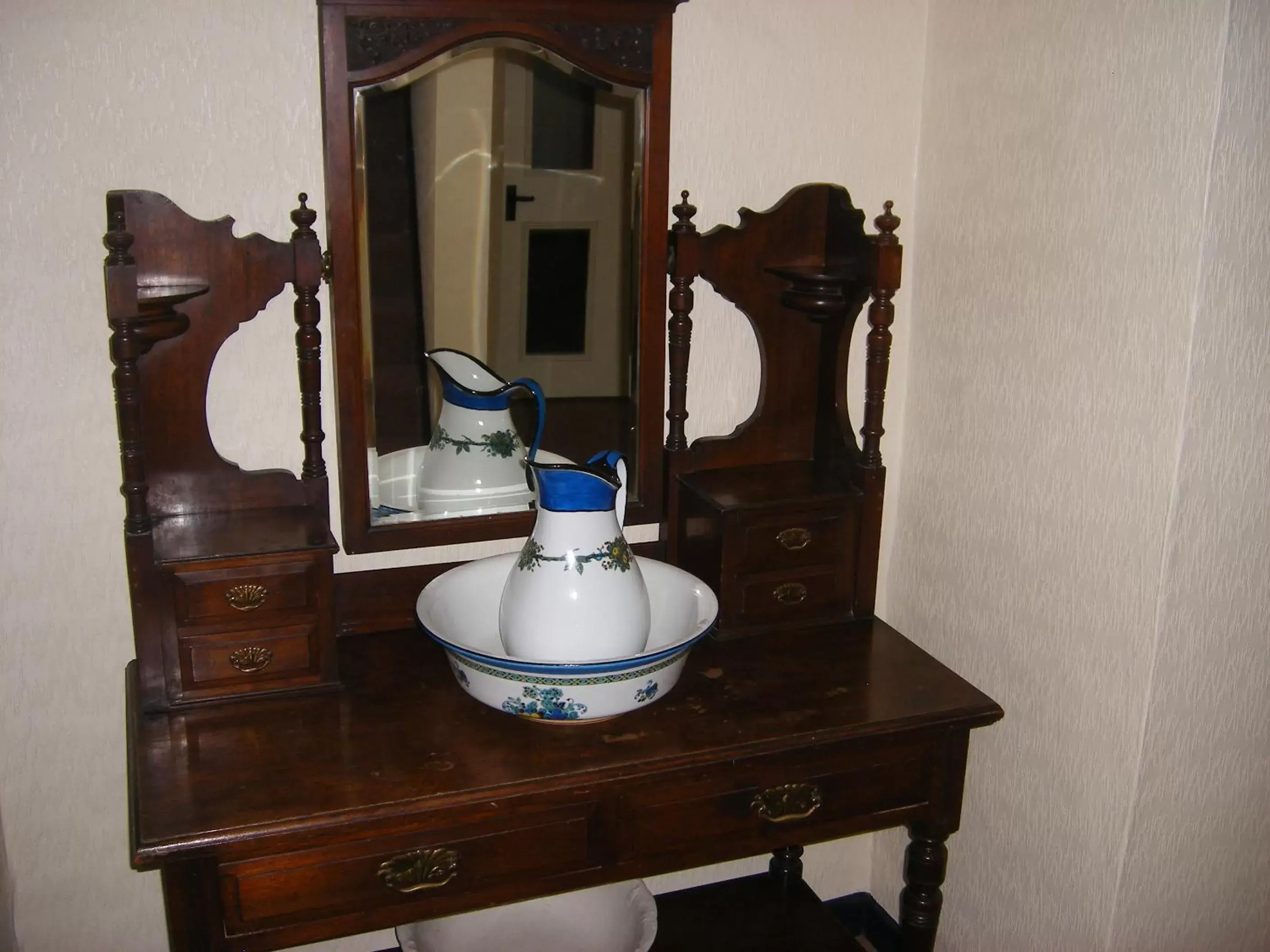 Decorative detail, Bathroom in The Kings Head Hotel