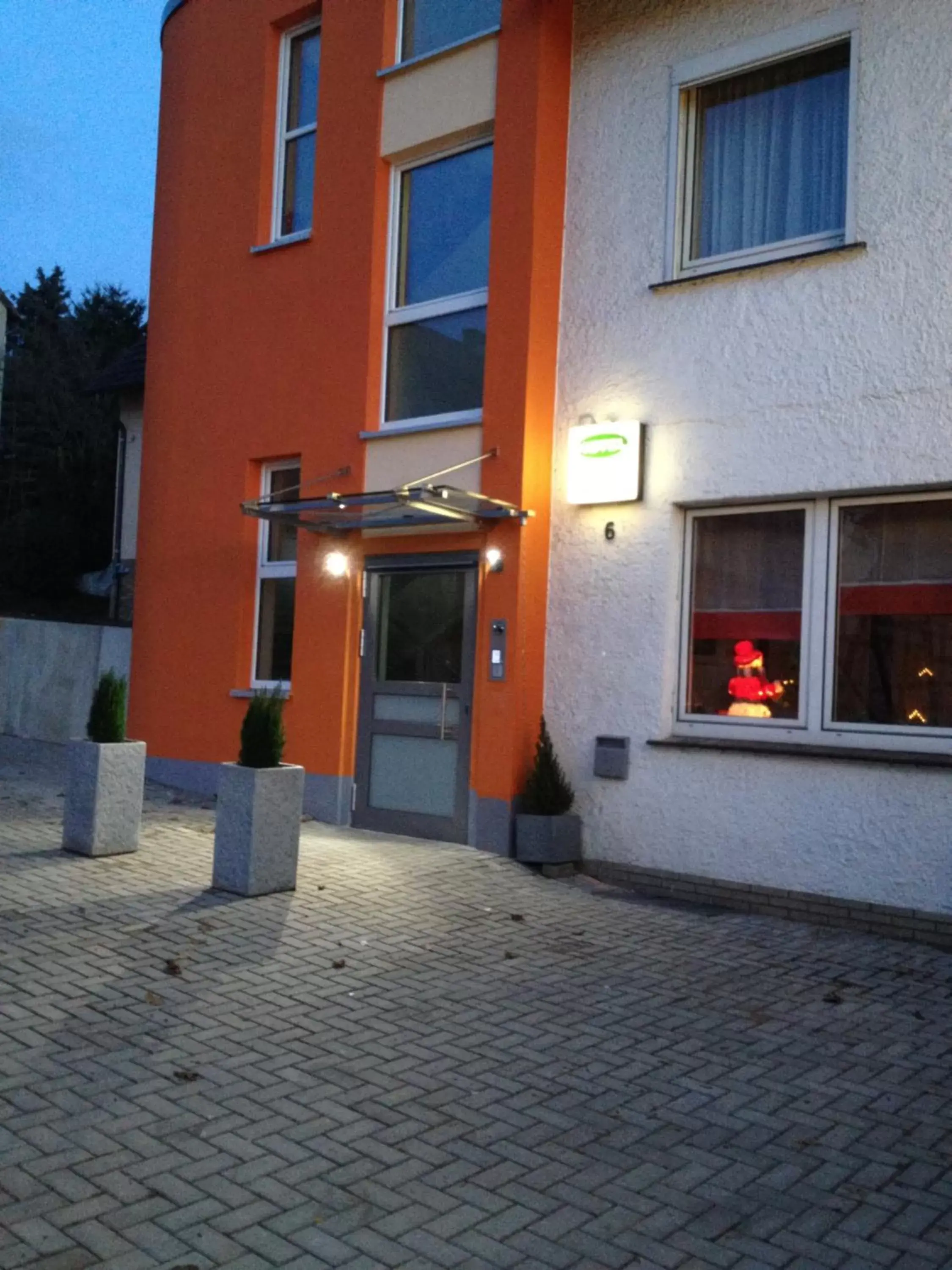 Facade/entrance, Property Building in Hotel-Restaurant zum Roeddenberg