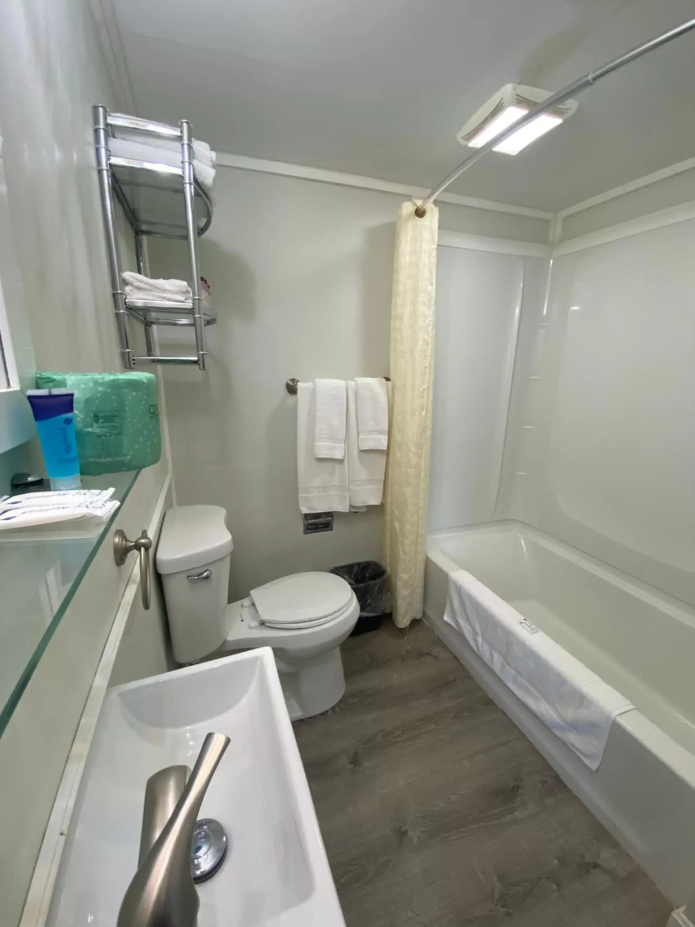 Shower, Bathroom in Ships Inn