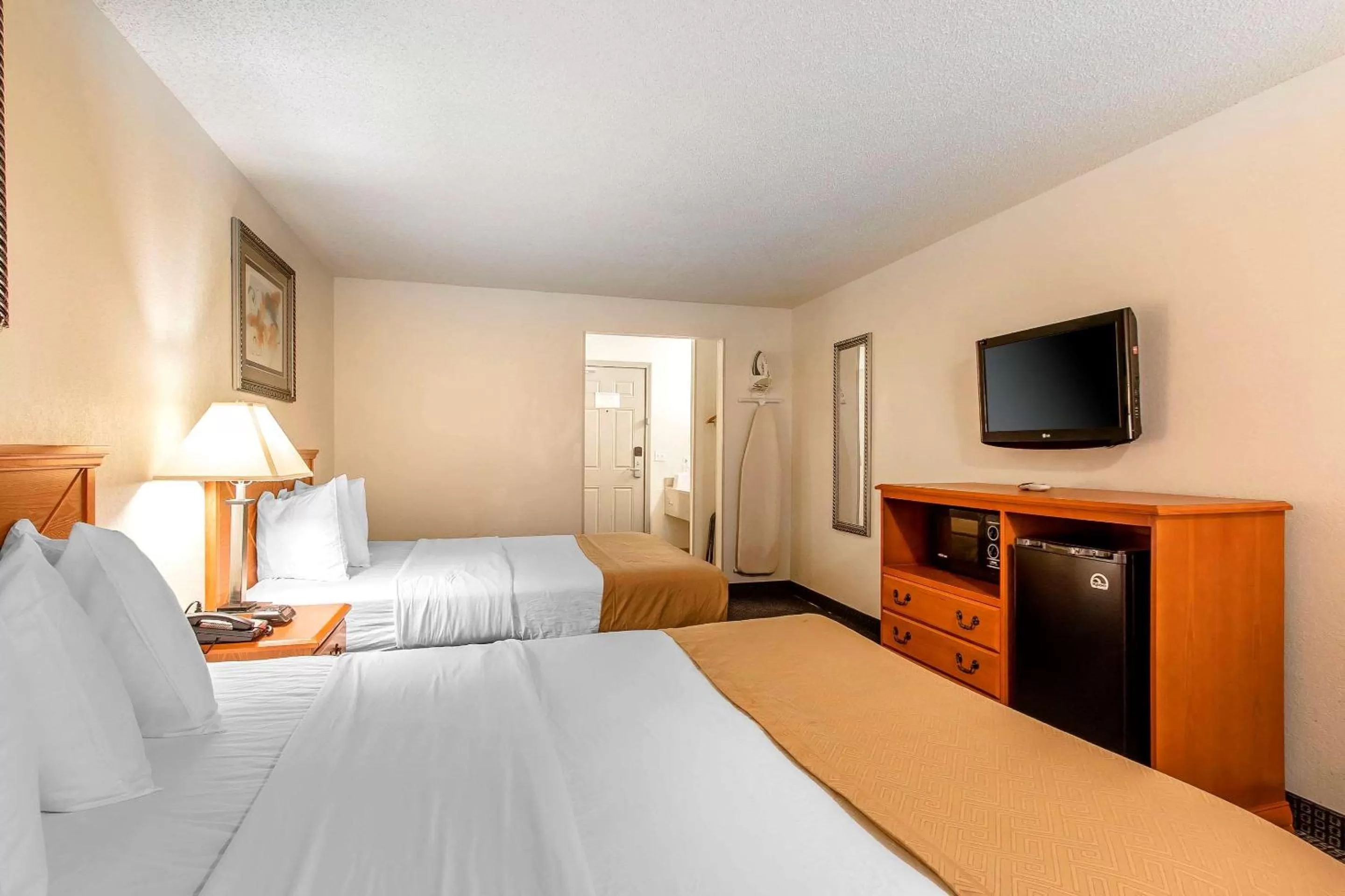 Photo of the whole room, Bed in Econo Lodge Inn & Suites Clinton