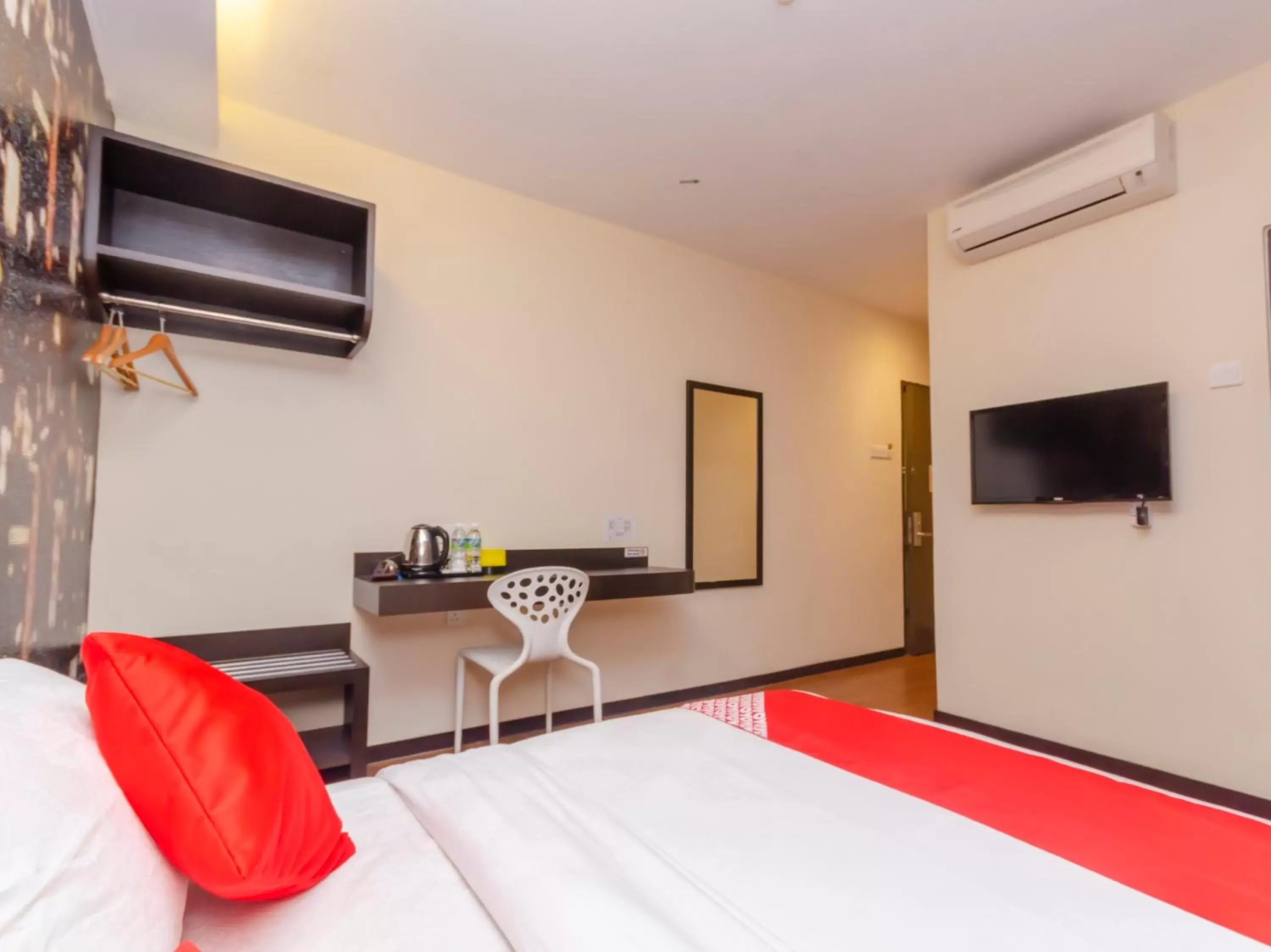Bedroom, TV/Entertainment Center in OYO 1214 Oro Hotel