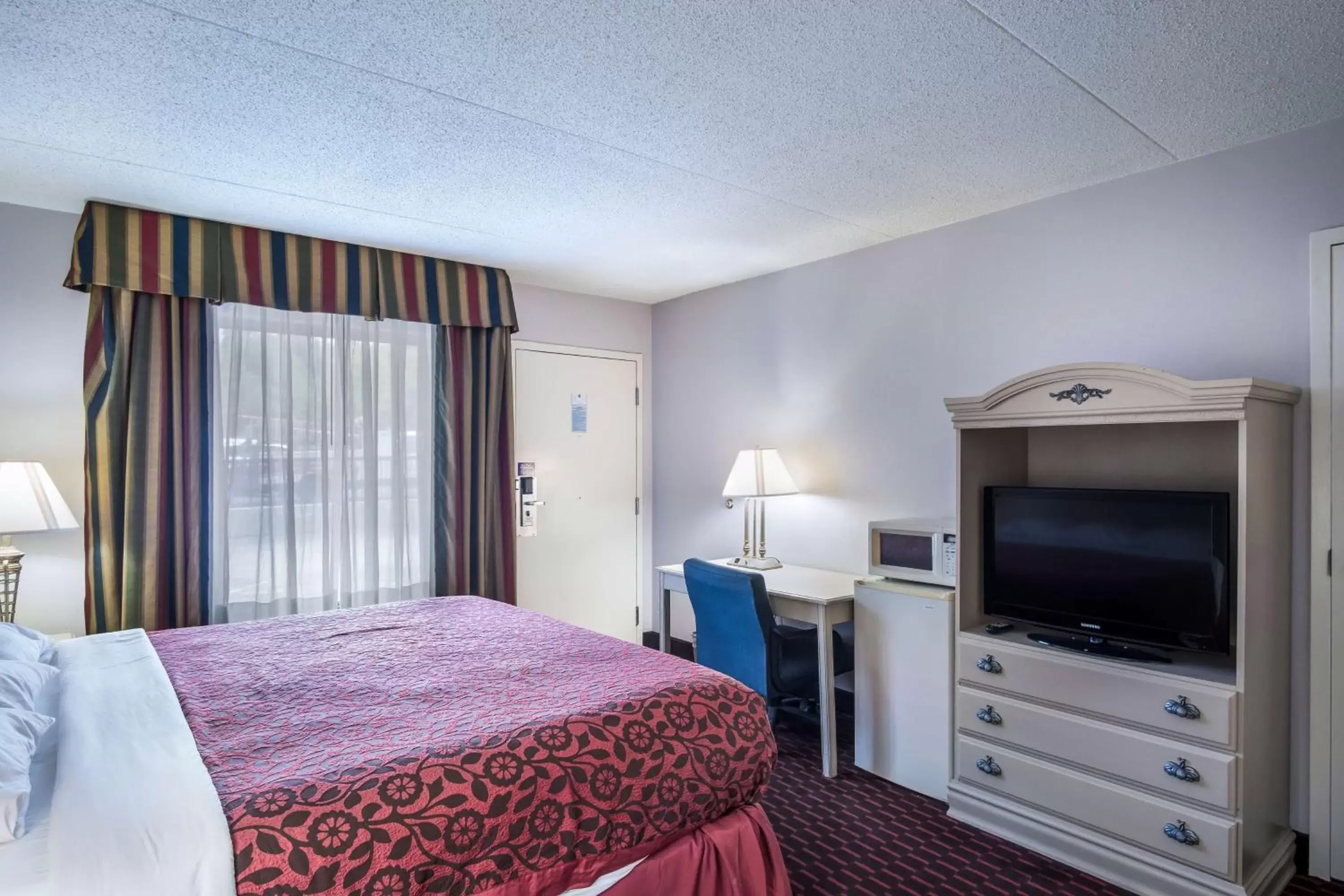 Photo of the whole room, Bed in Motel 6-London, KY