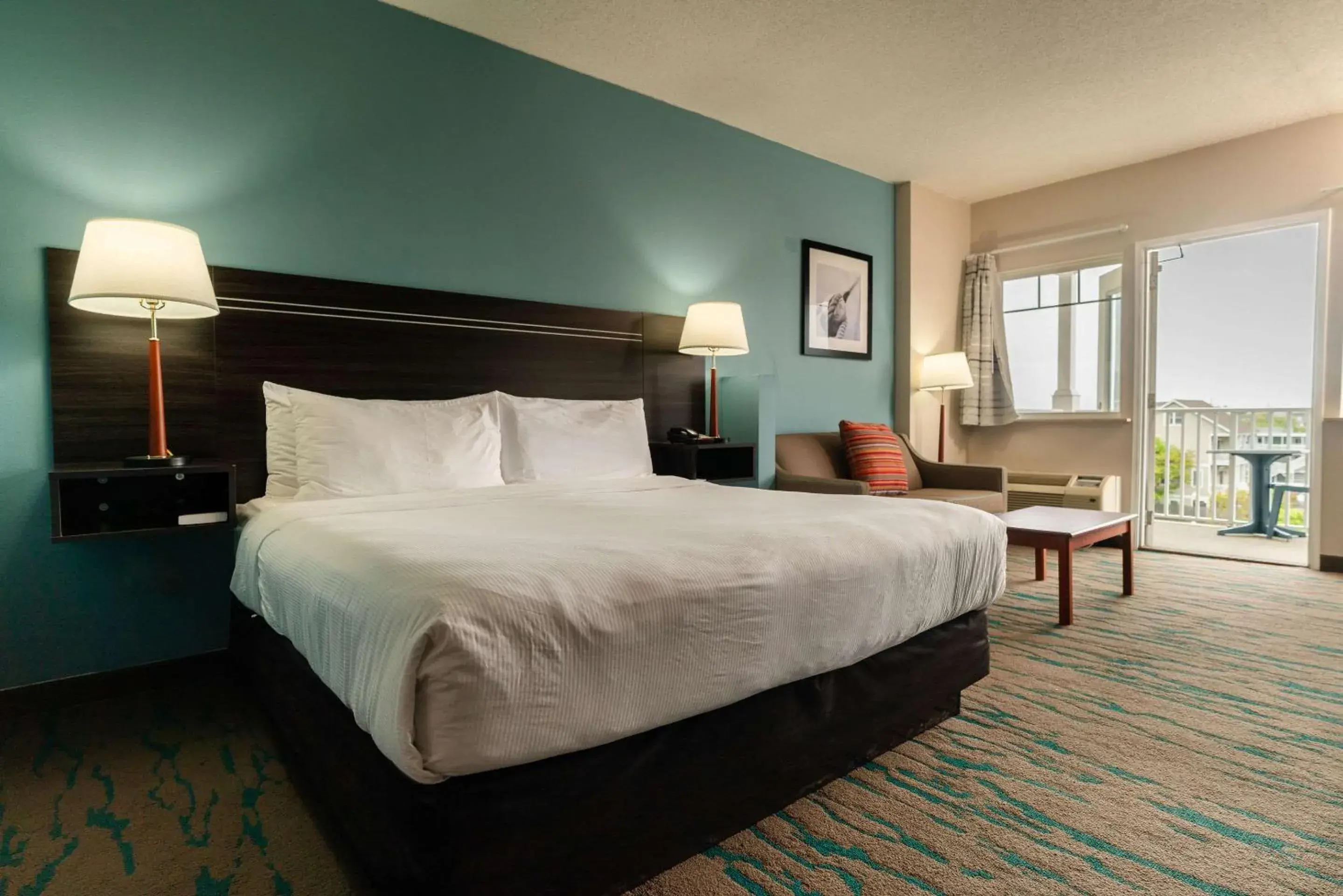 Bedroom, Bed in Gateway Hotel & Suites, an Ascend Hotel Collection Member