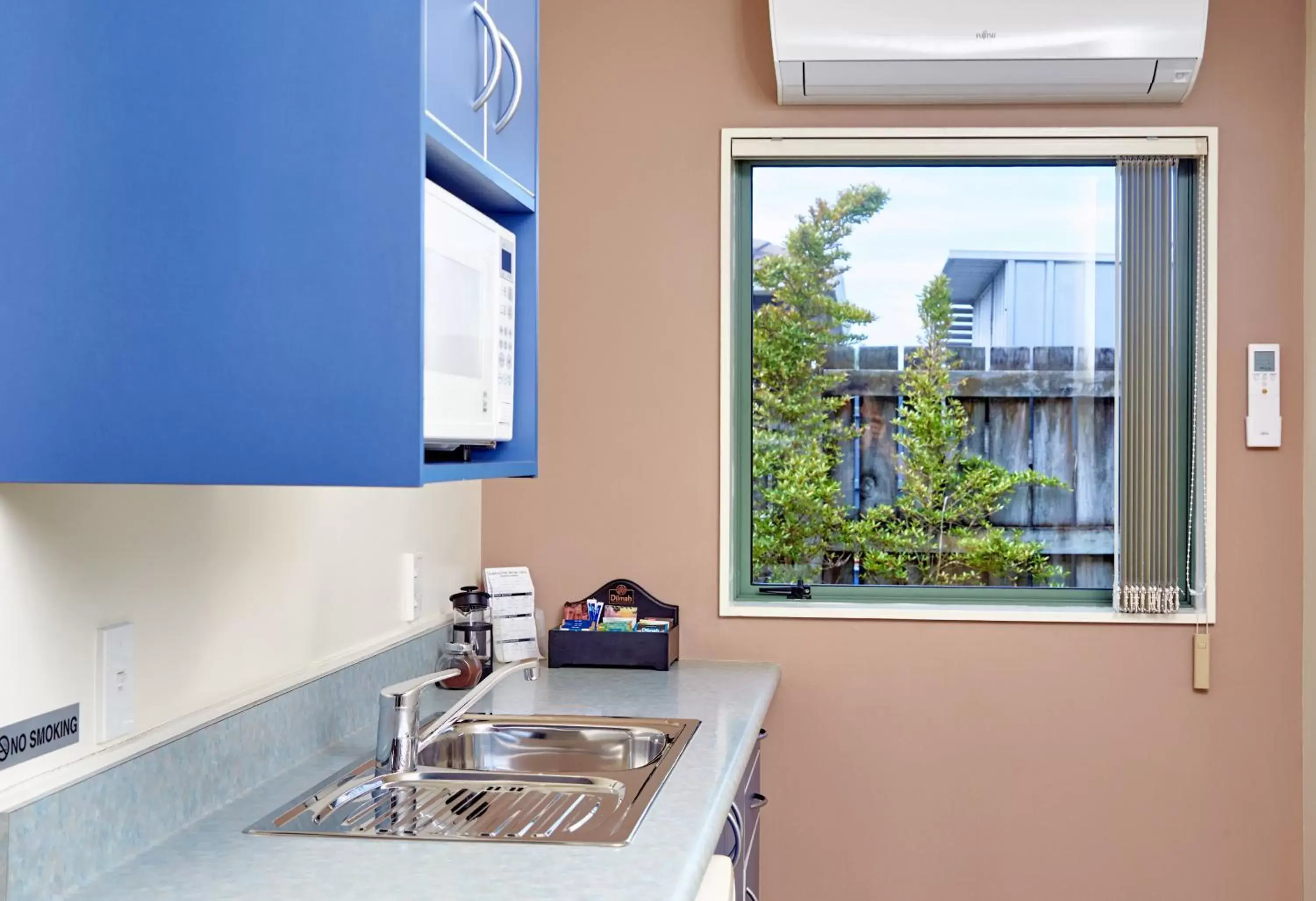 Kitchen or kitchenette, Kitchen/Kitchenette in Barringtons Motor Lodge