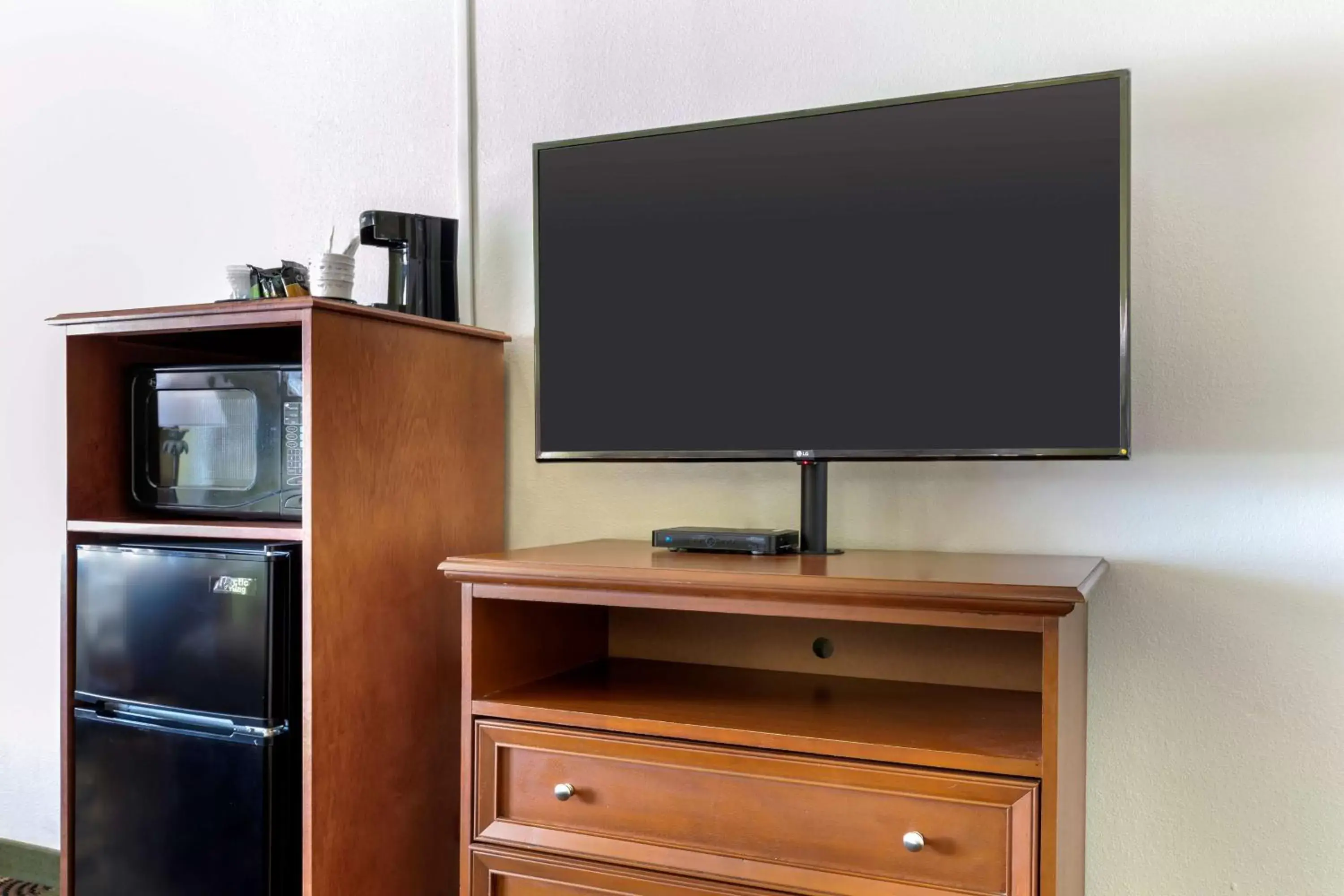 Bedroom, TV/Entertainment Center in Best Western Caprock Inn