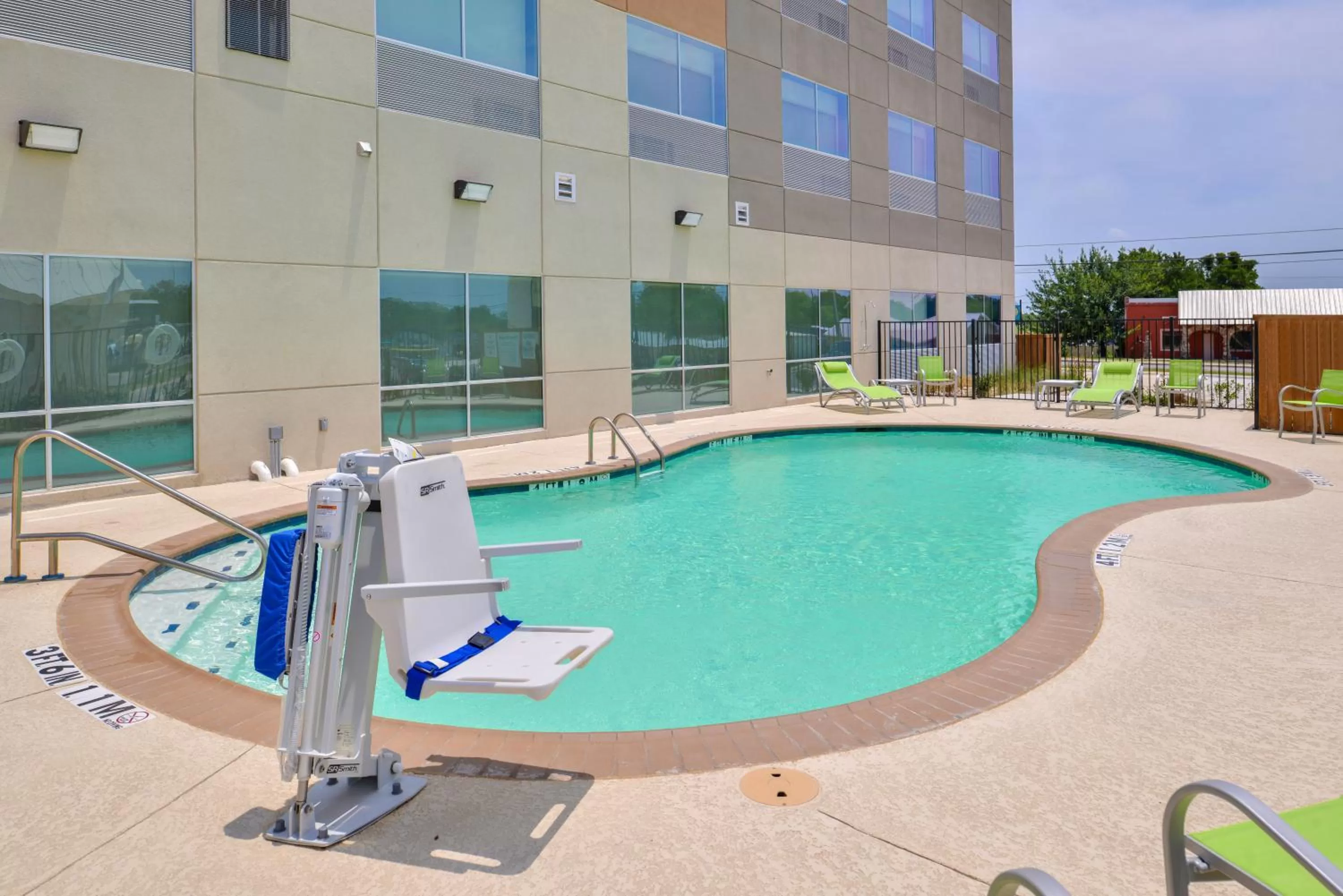 Swimming pool in Holiday Inn Express - Early by IHG