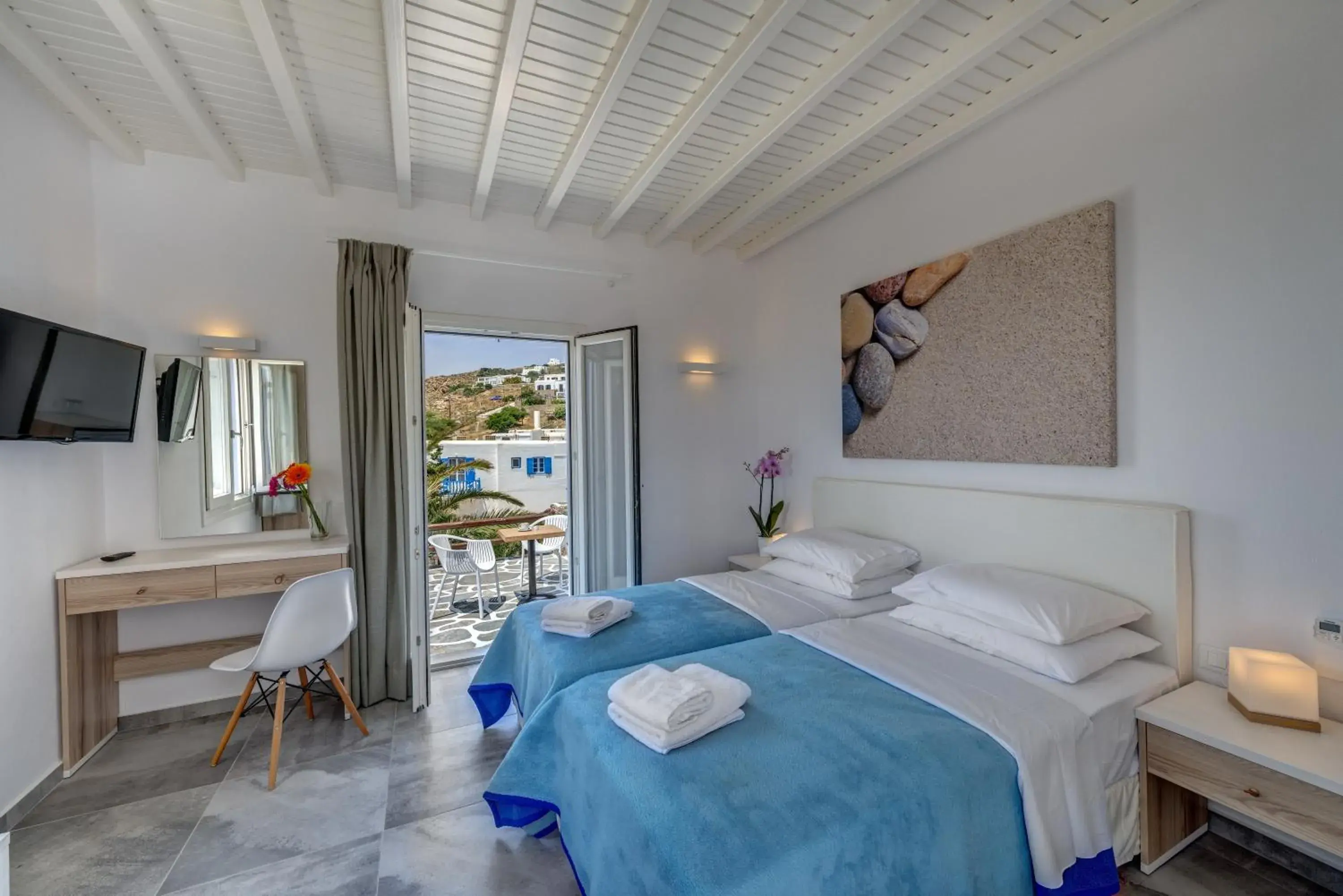 Superior Double or Twin Room with Pool View in Makis Place Superior Double or Twin Room with Pool View in Makis Place