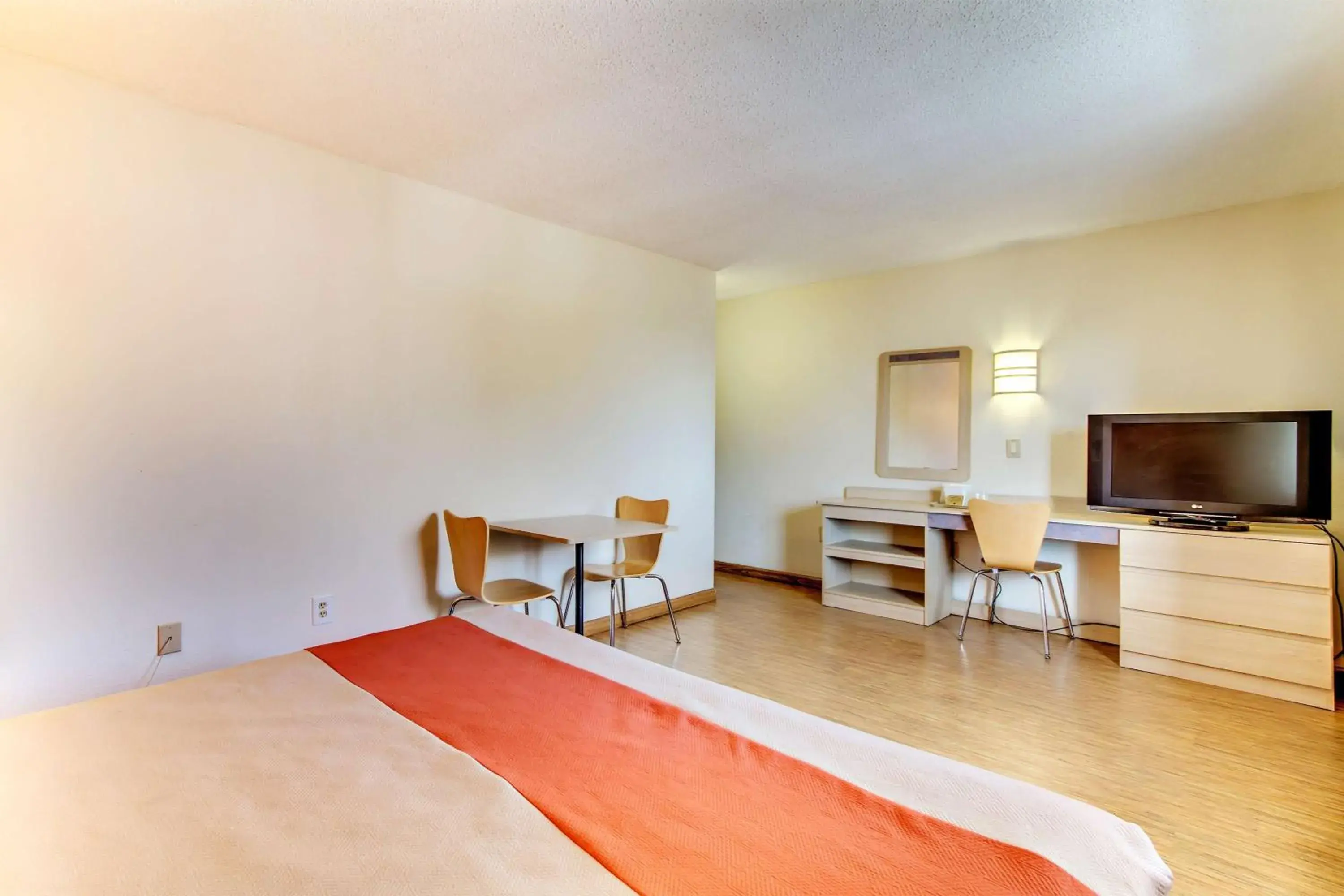 TV and multimedia, Seating Area in Motel 6-Washington, DC