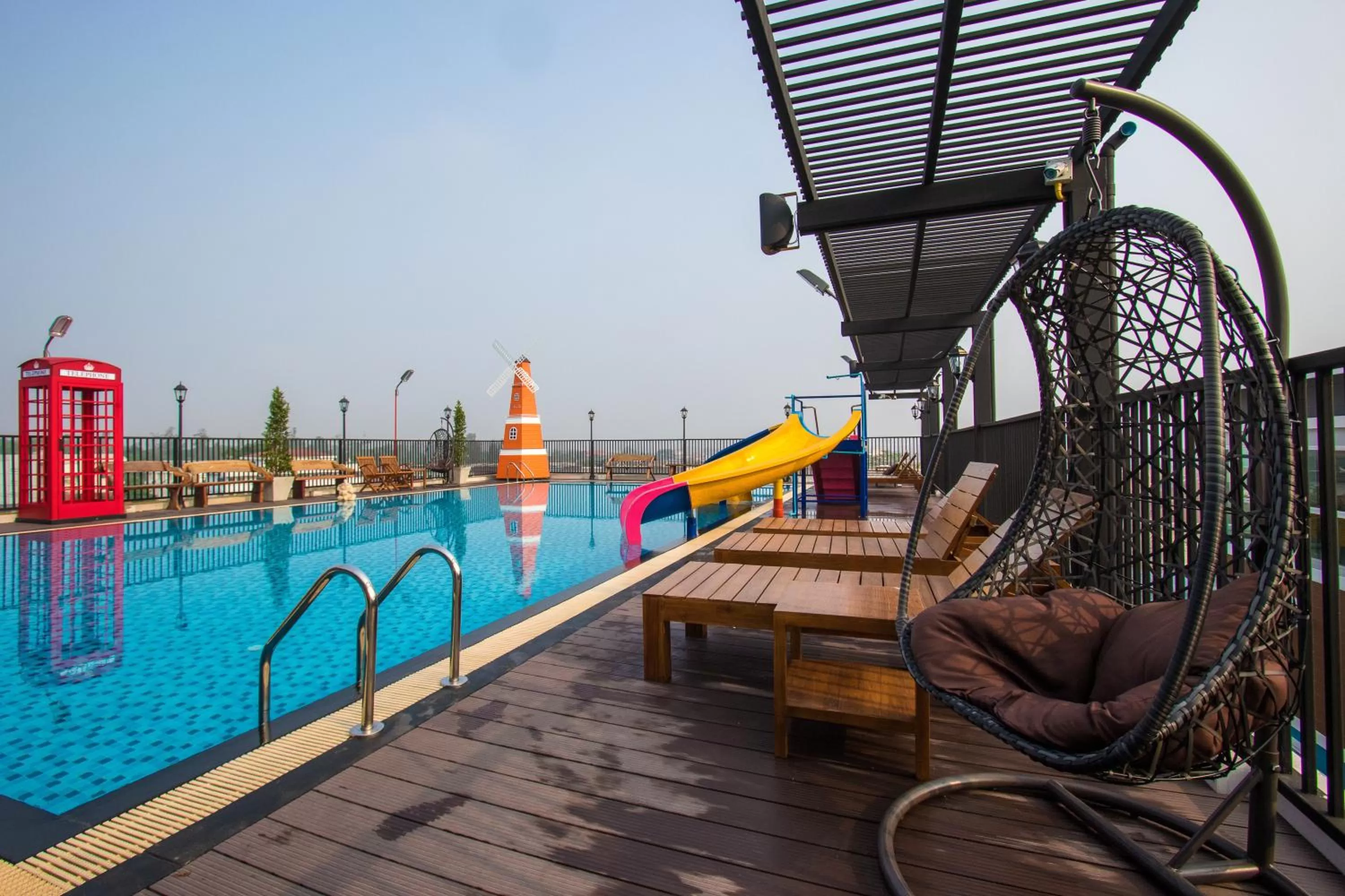 Swimming pool in B-your home Hotel Don Mueang Airport Bangkok 如你家酒店