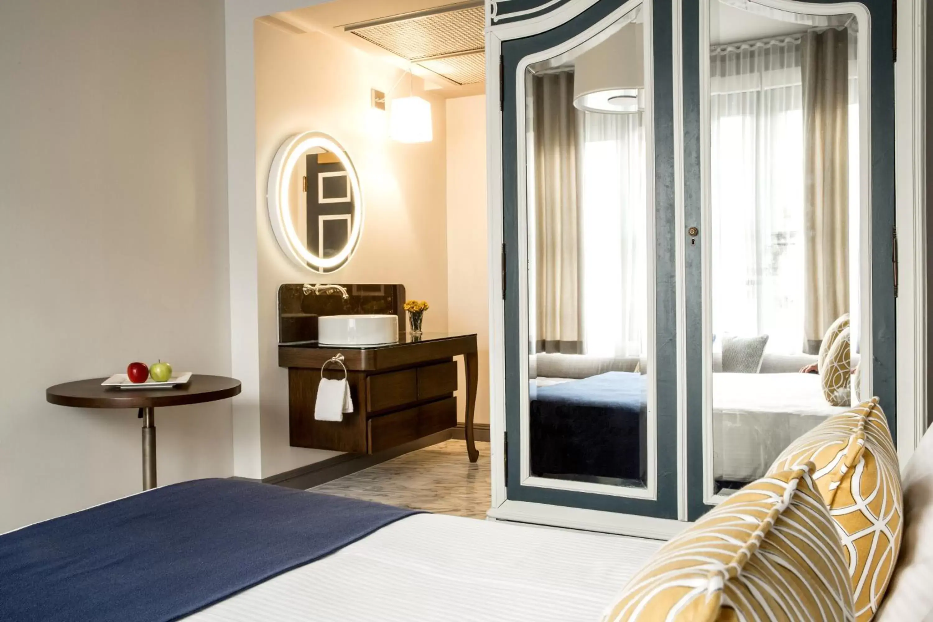 Photo of the whole room, Bed in Warwick San Francisco Photo of the whole room, Bed in Warwick San Francisco