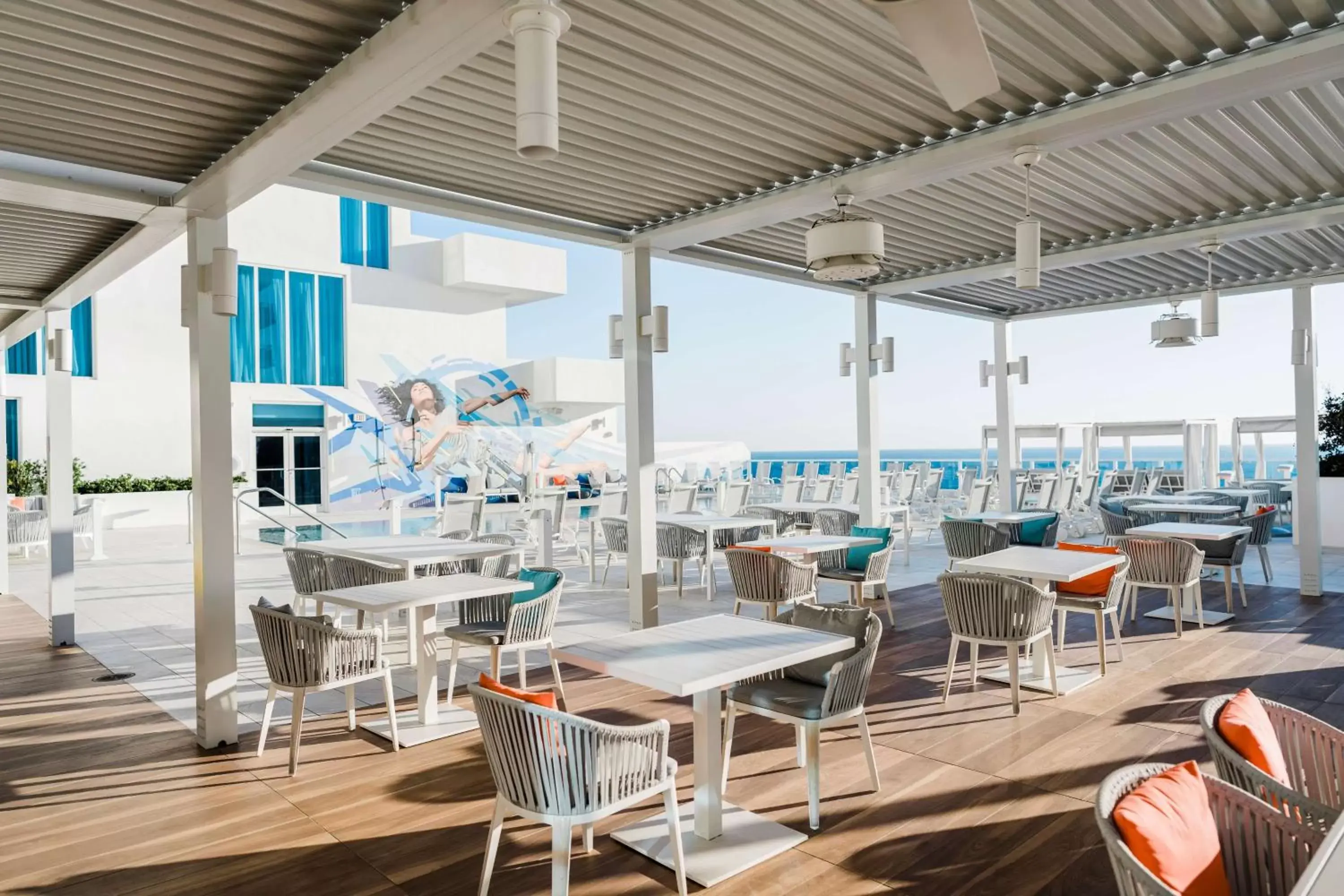 Lounge or bar, Restaurant/Places to Eat in Hotel Maren Fort Lauderdale Beach, Curio Collection By Hilton