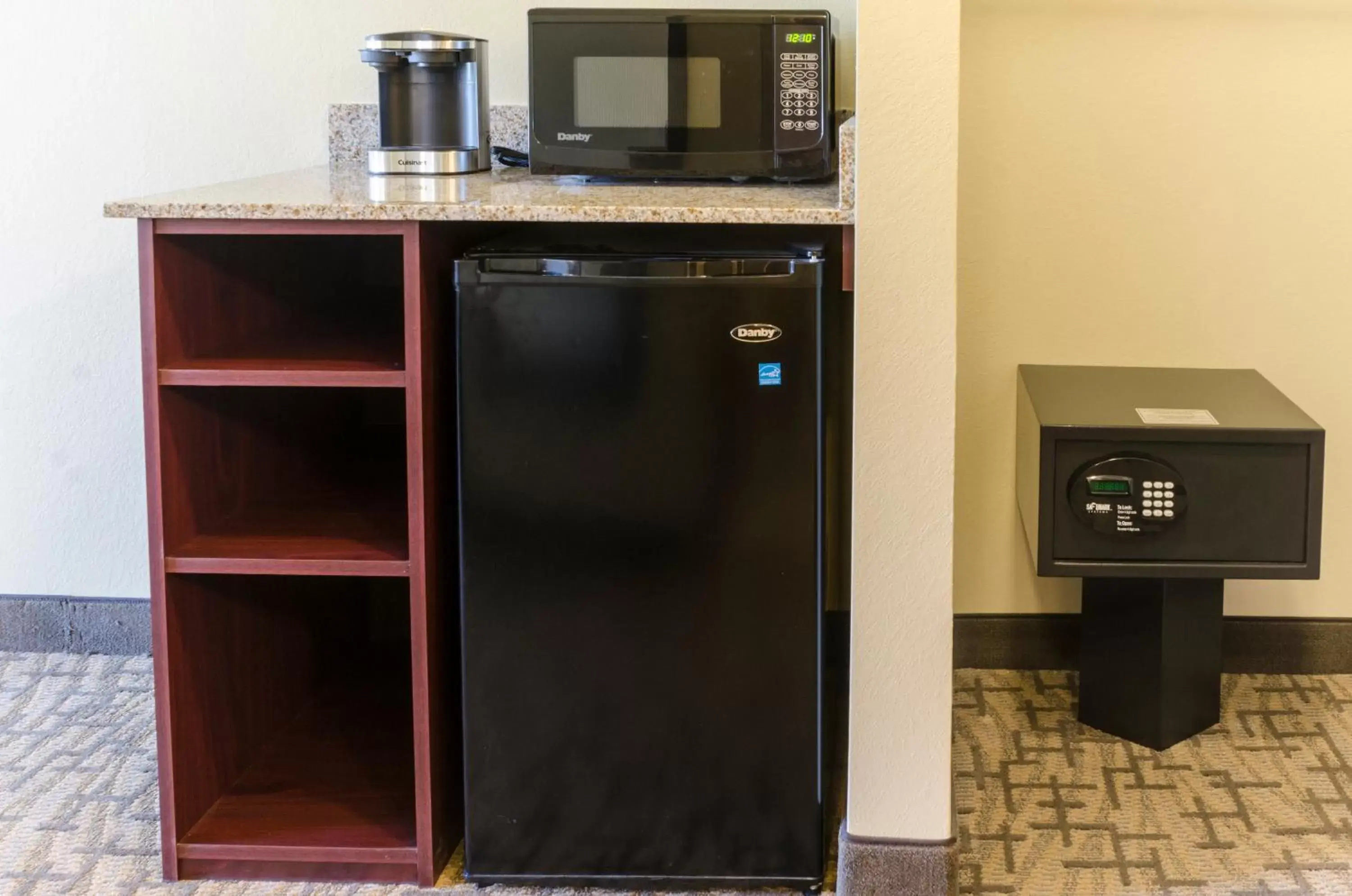 Coffee/tea facilities, TV/Entertainment Center in Cobblestone Hotel & Suites - Paxton