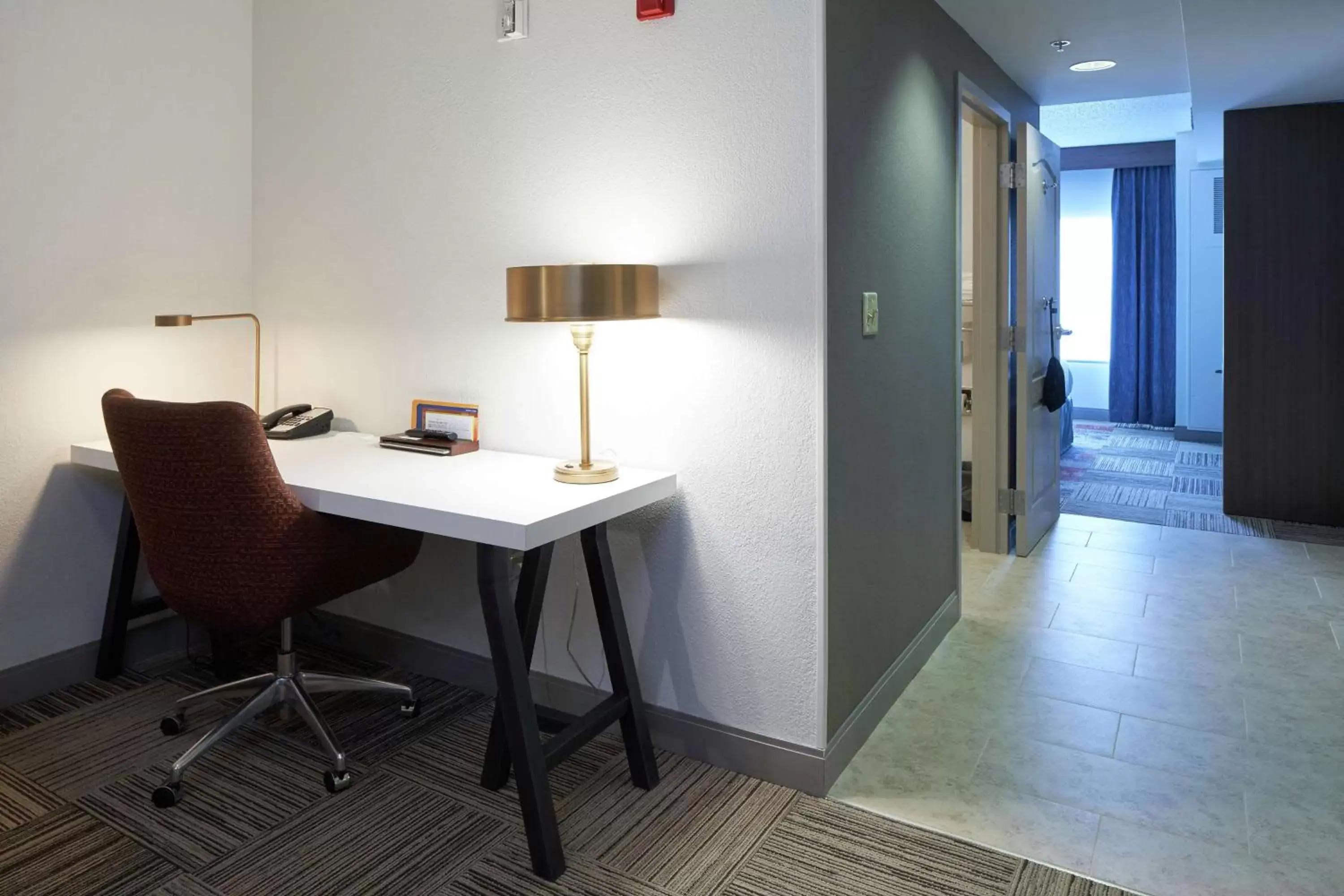 Bedroom, Seating Area in Hilton Garden Inn Evansville