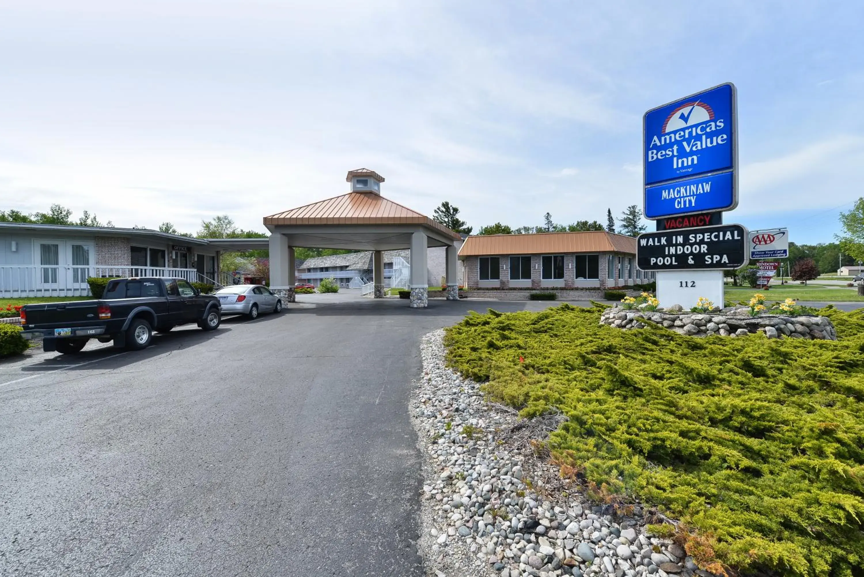 Facade/entrance, Property Building in Americas Best Value Inn Mackinaw City