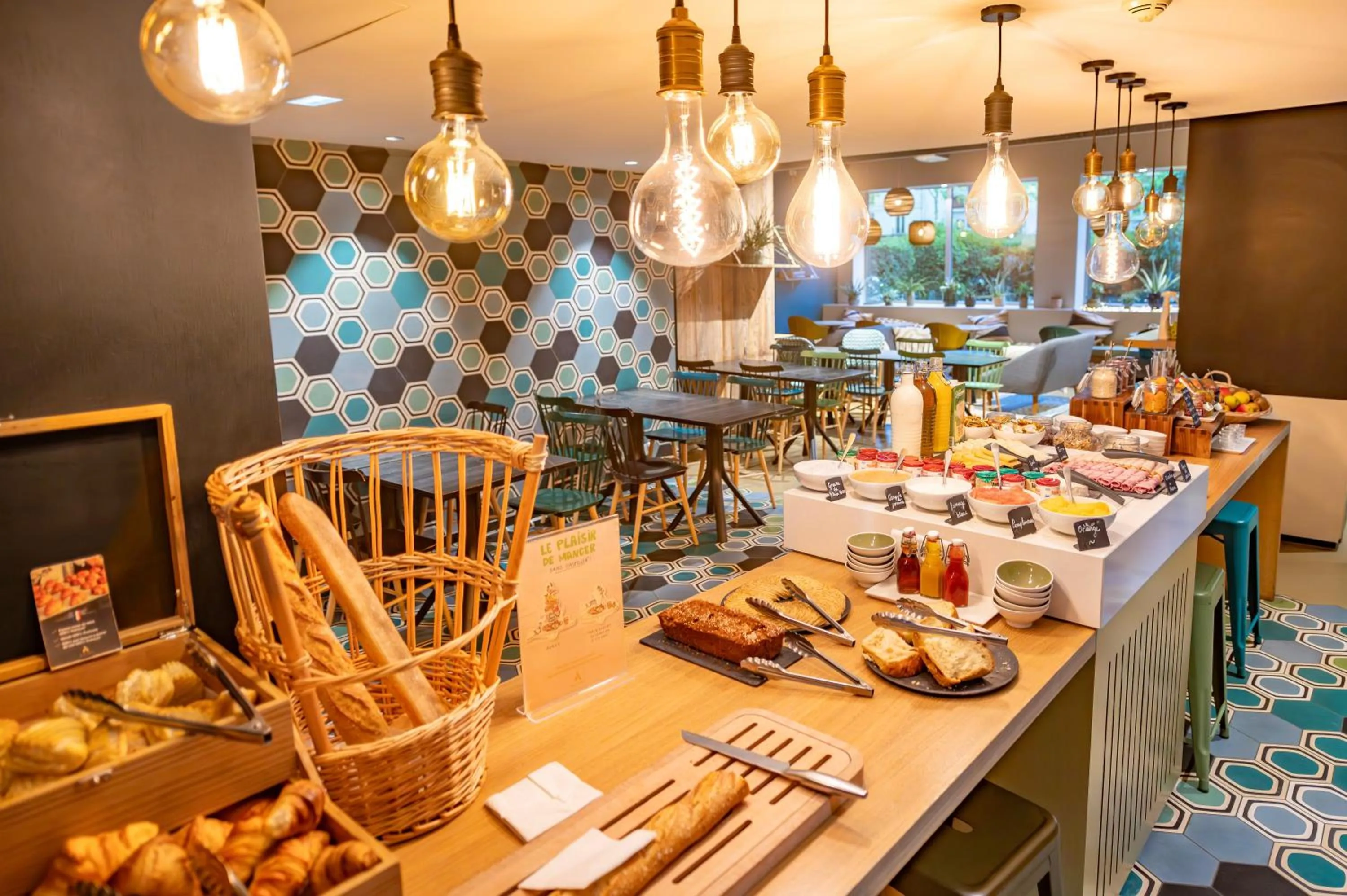 Food and drinks in ibis Styles Paris 16 Boulogne