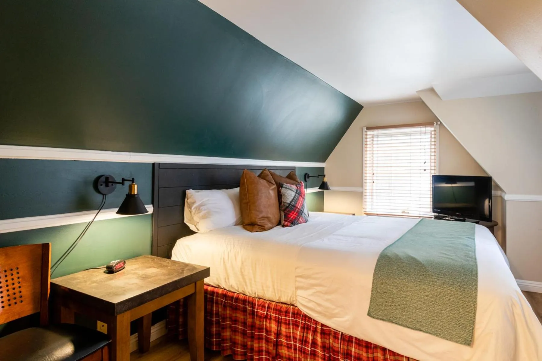 Saddleback Inn at Lake Arrowhead