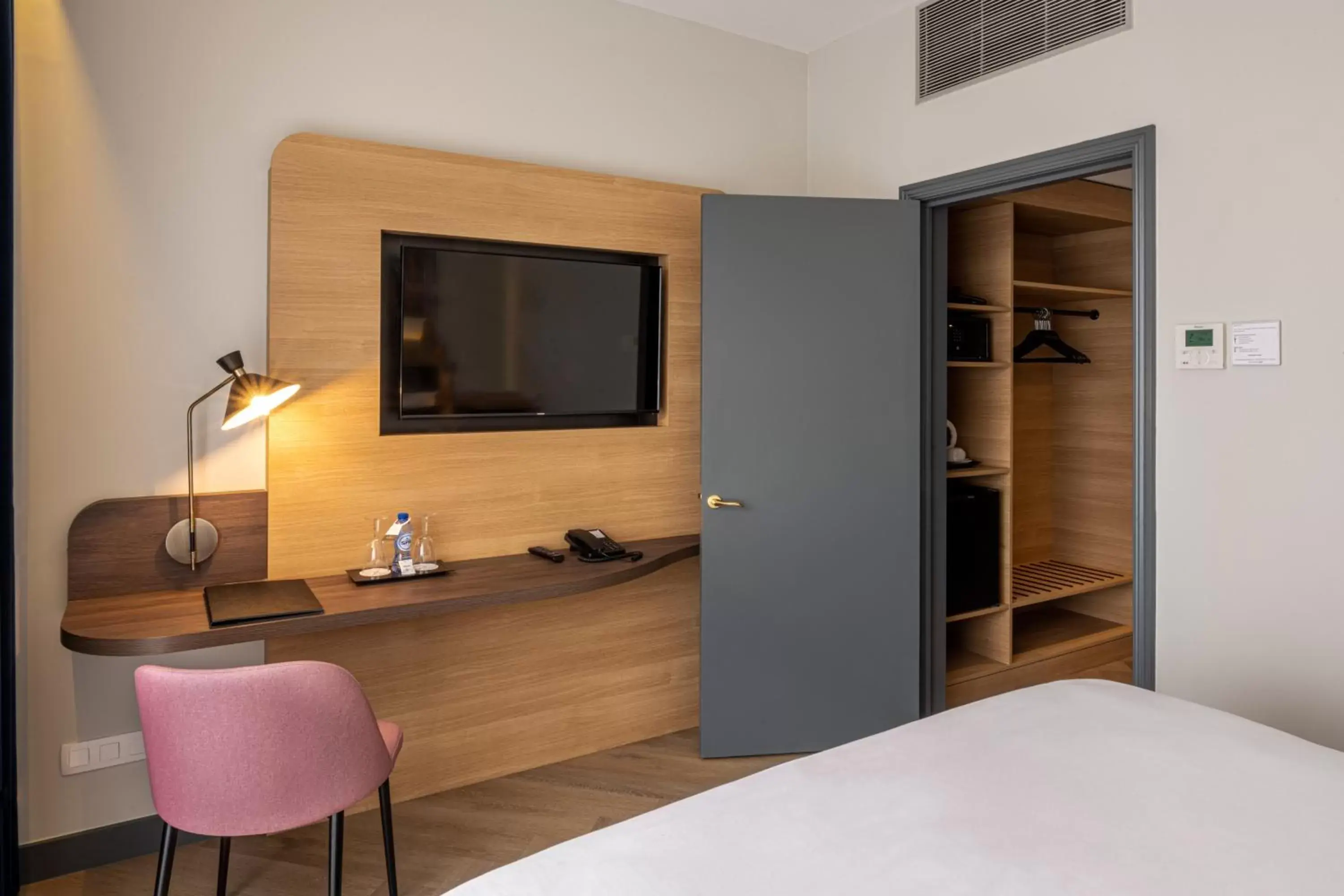 Bedroom, TV/Entertainment Center in Gresham Belson Hotel Brussels