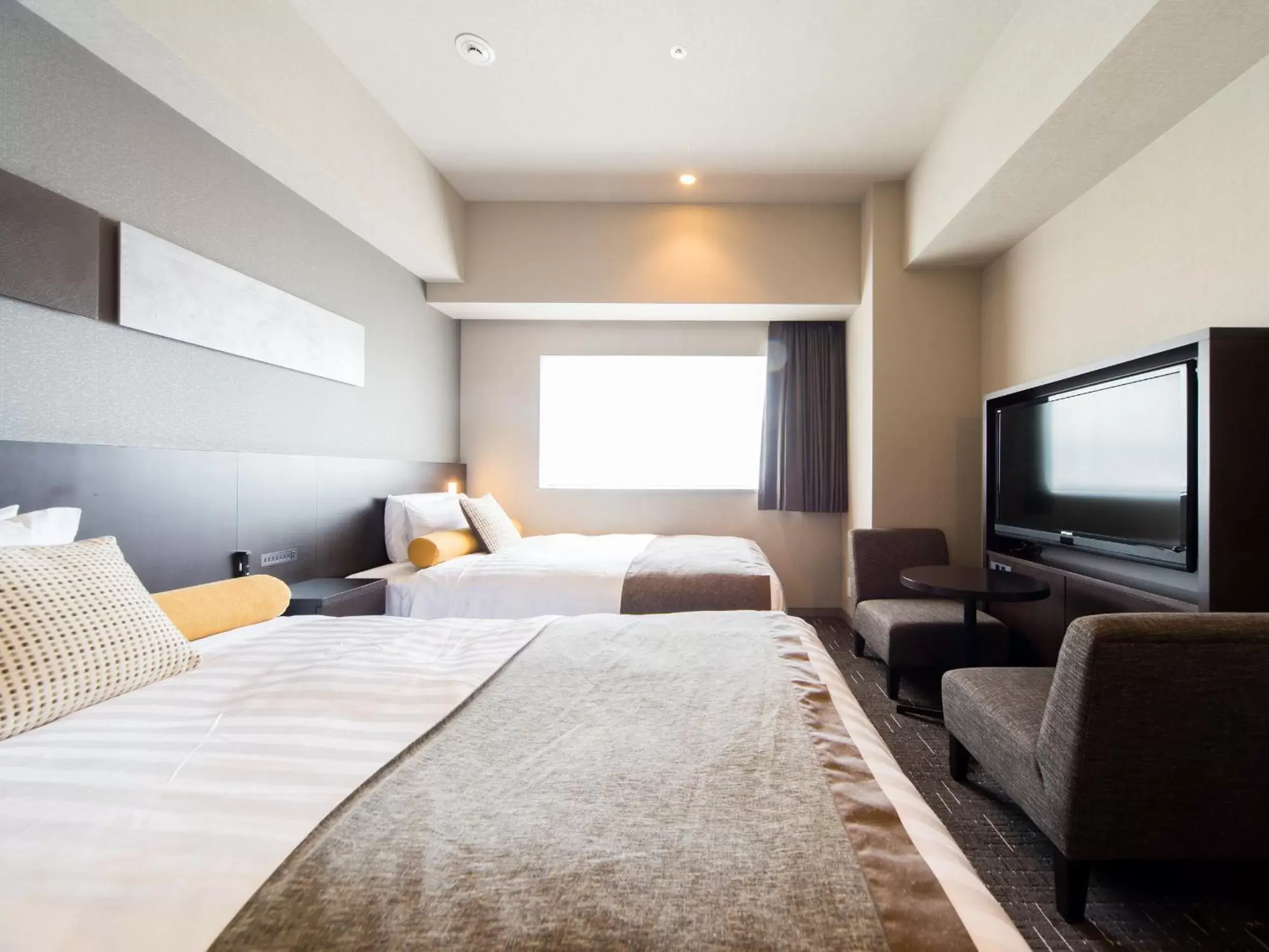 Photo of the whole room, Bed in Hiroshima Washington Hotel