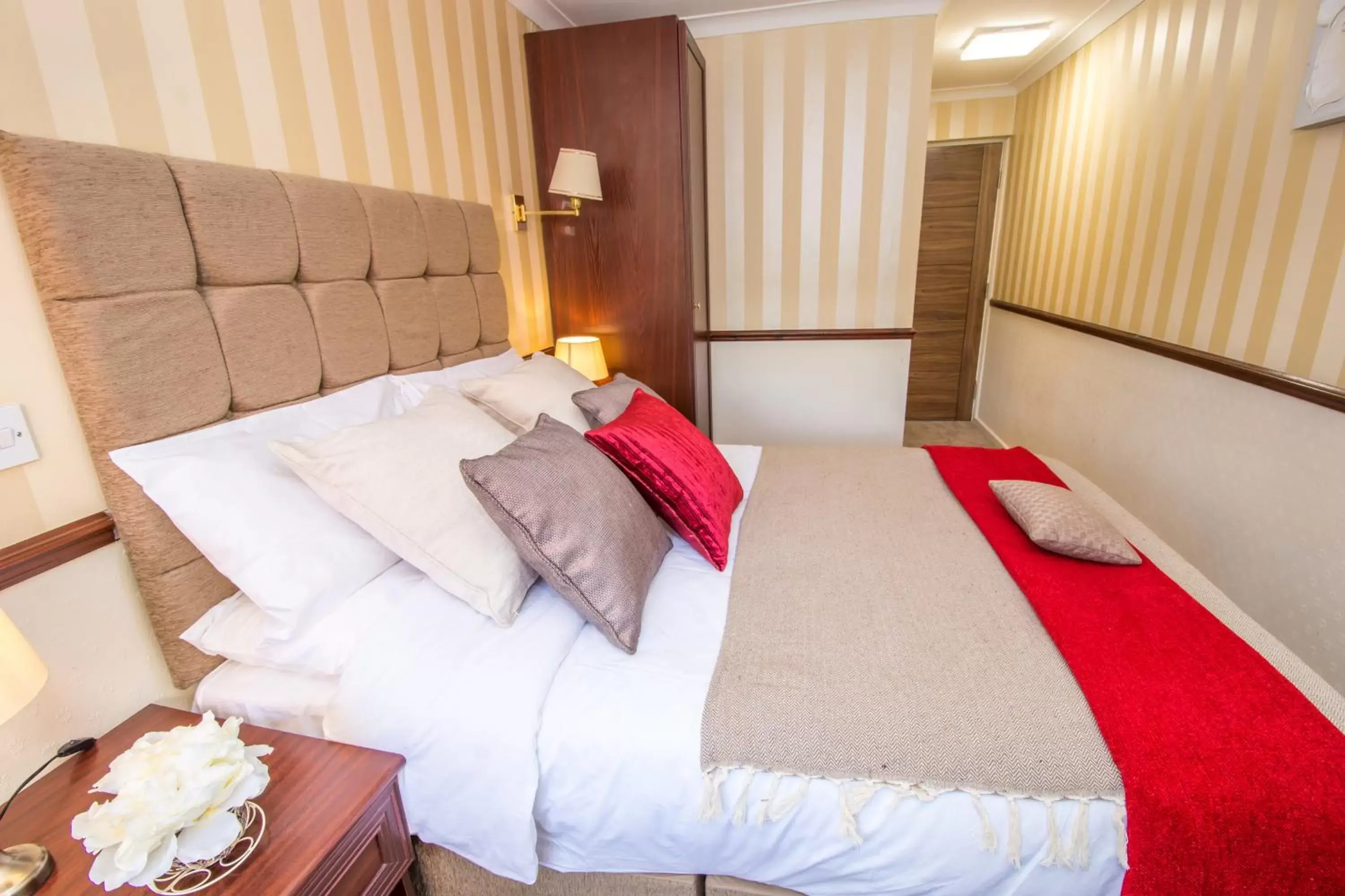 Bedroom, Bed in NormanHurst Hotel