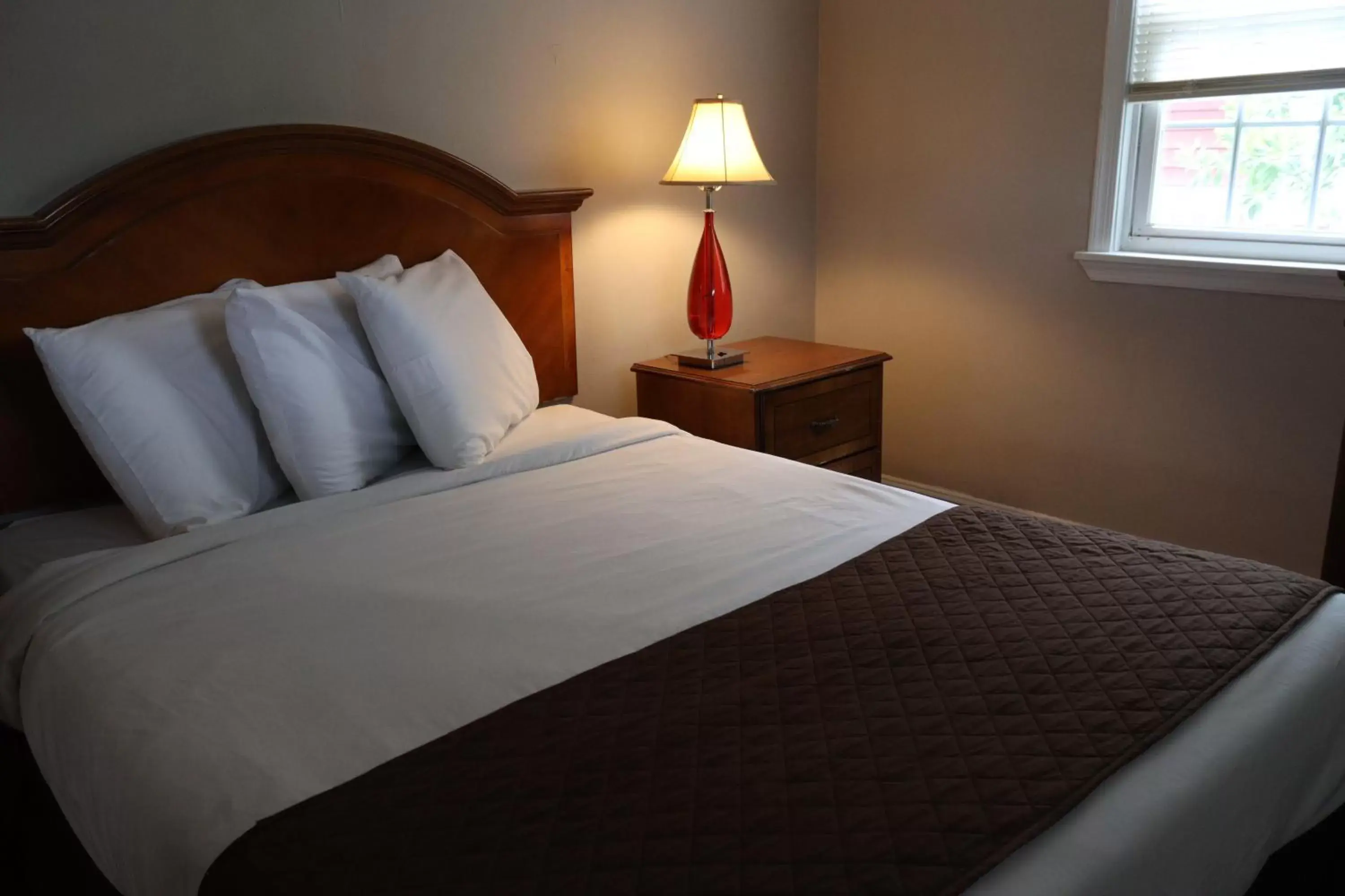 Bedroom in The Burgundy Inn Hotel and Apartments Bedroom in The Burgundy Inn Hotel and Apartments