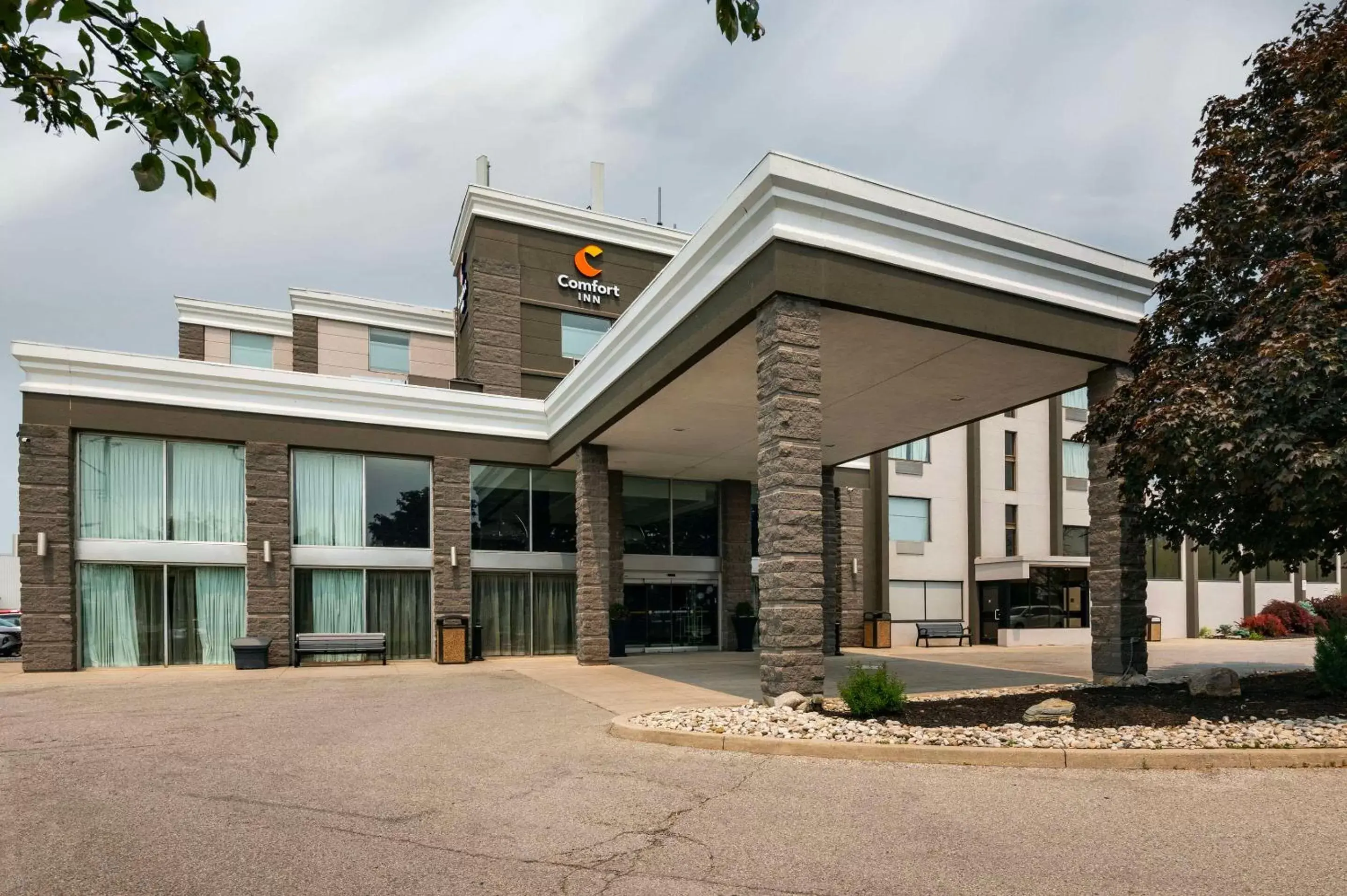 Property Building in Comfort Inn & Conference Centre Toronto Airport