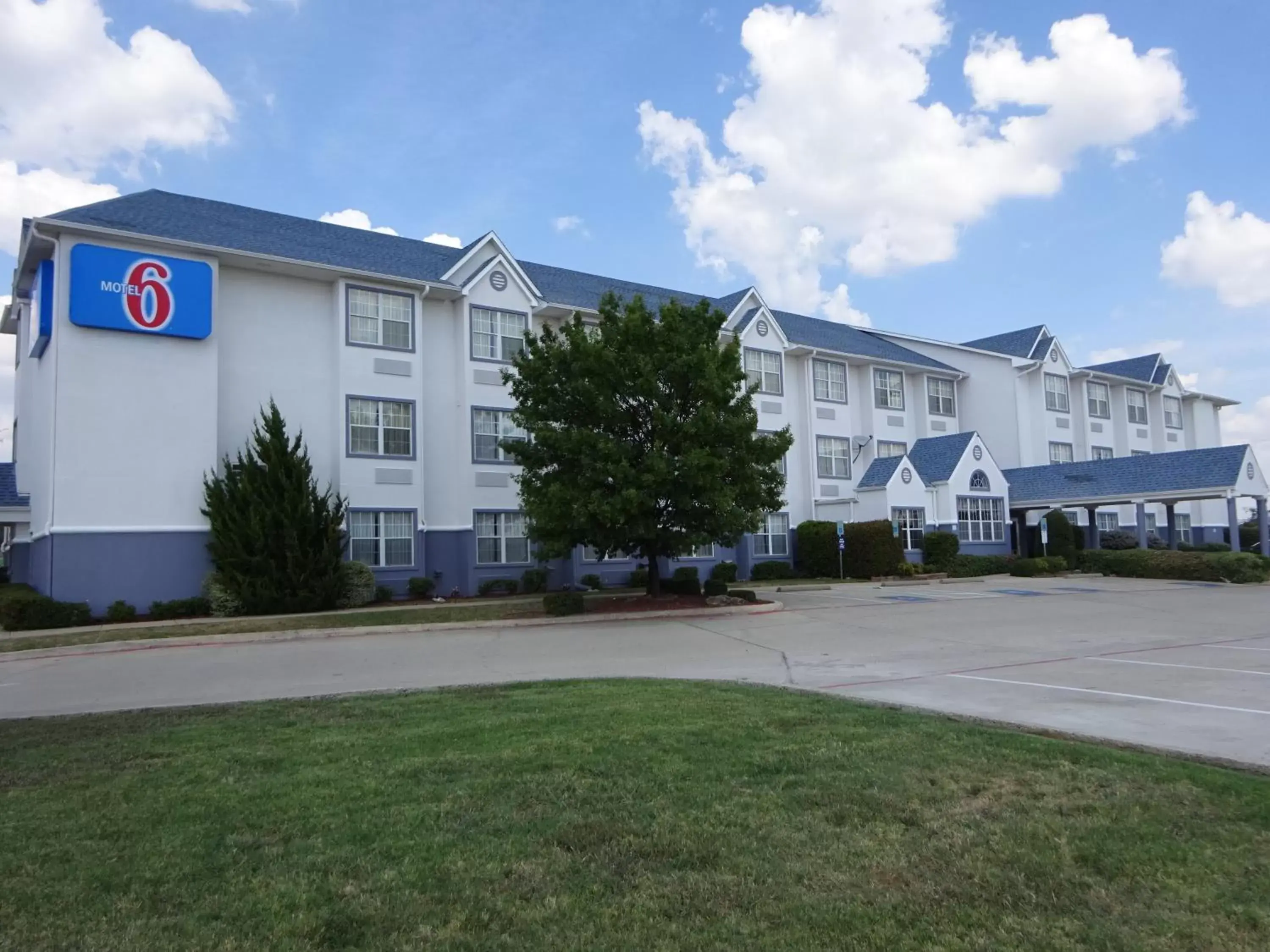 Facade/entrance, Property Building in Motel 6-Fort Worth, TX - Burleson