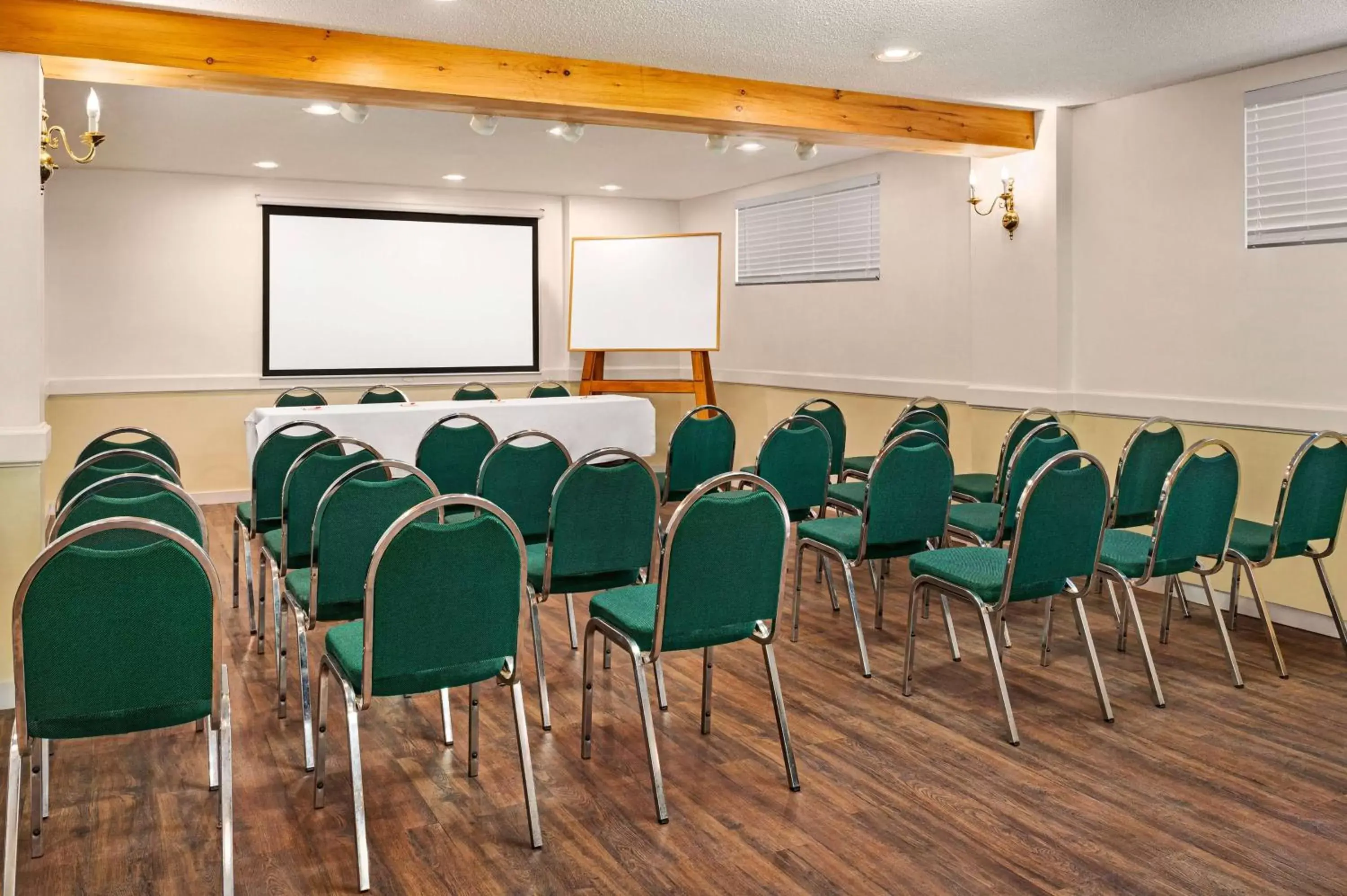 Meeting/conference room in Howard Johnson by Wyndham Gravenhurst