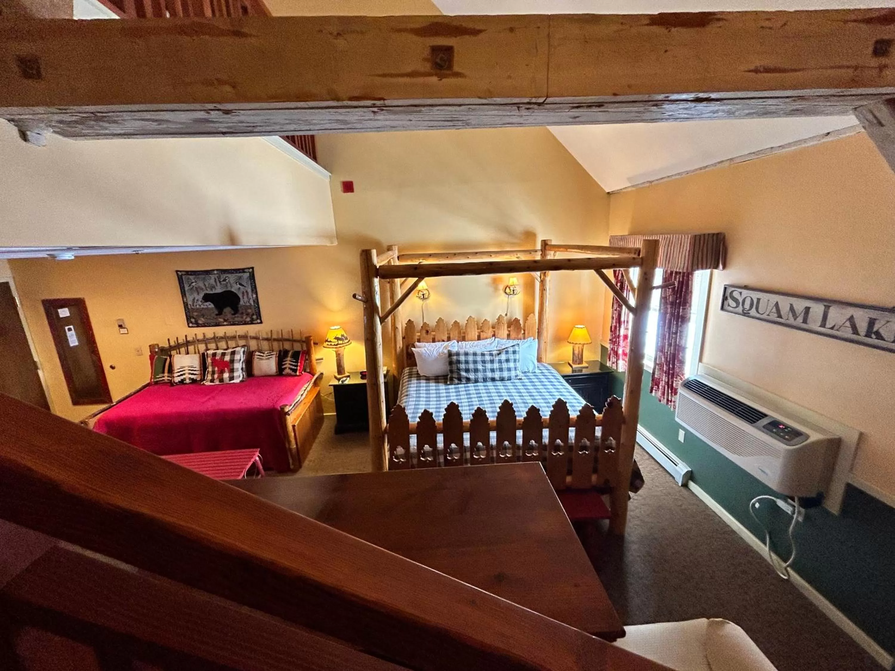 Bed in The Common Man Inn, Spa & Lodge