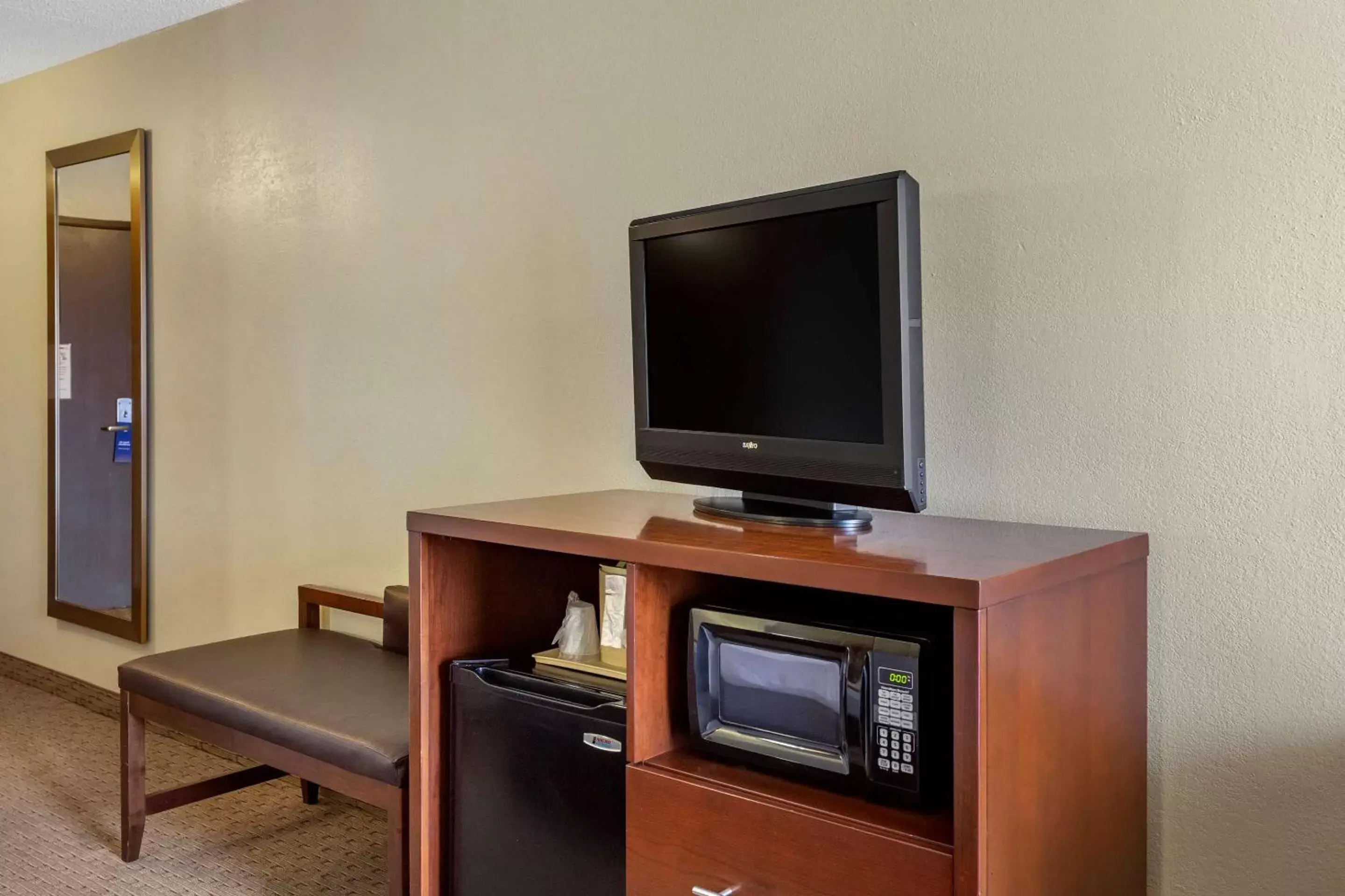 Bedroom, TV/Entertainment Center in Comfort Inn & Suites Rochelle