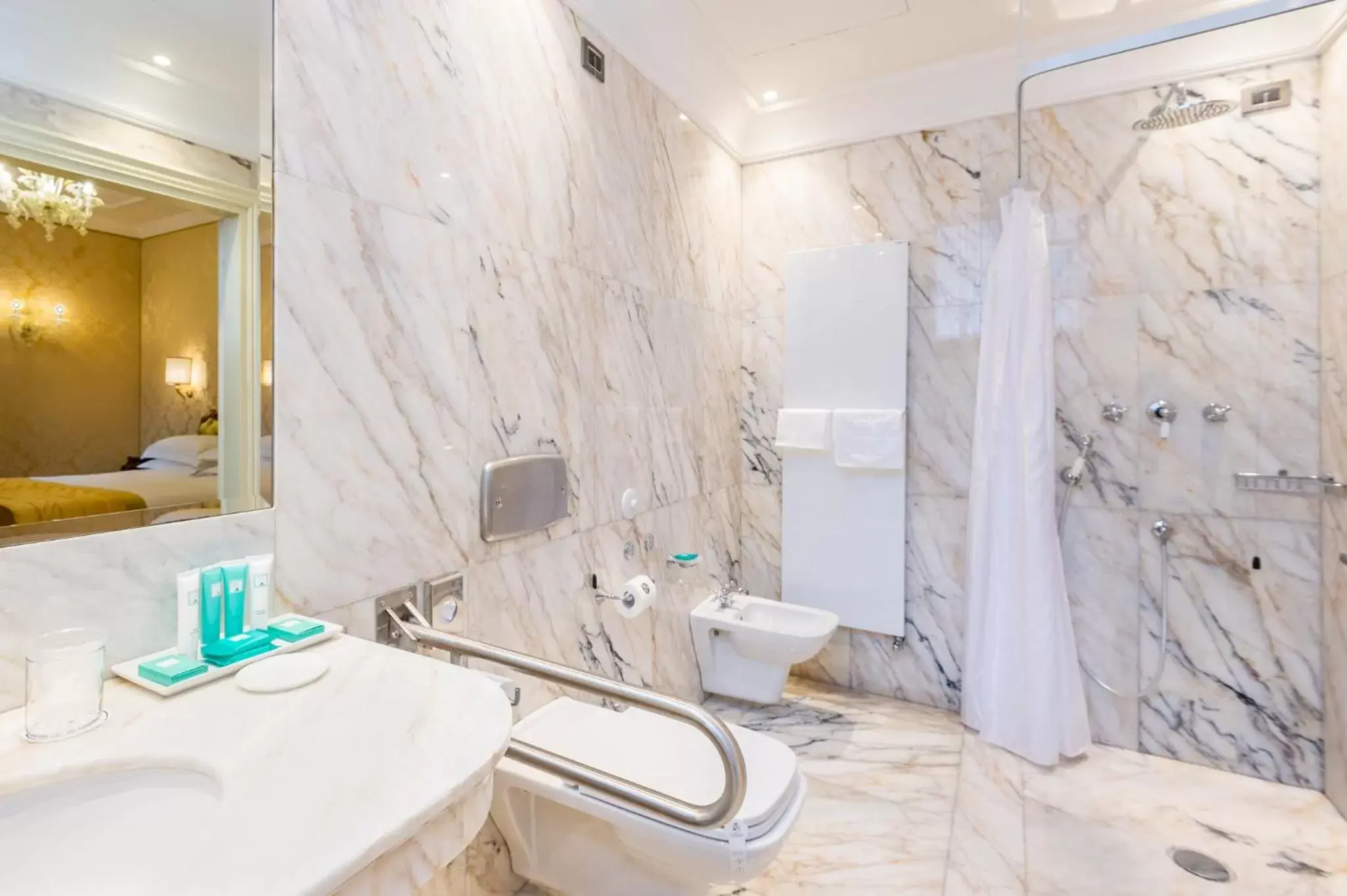 Shower, Bathroom in Hotel Ai Cavalieri di Venezia