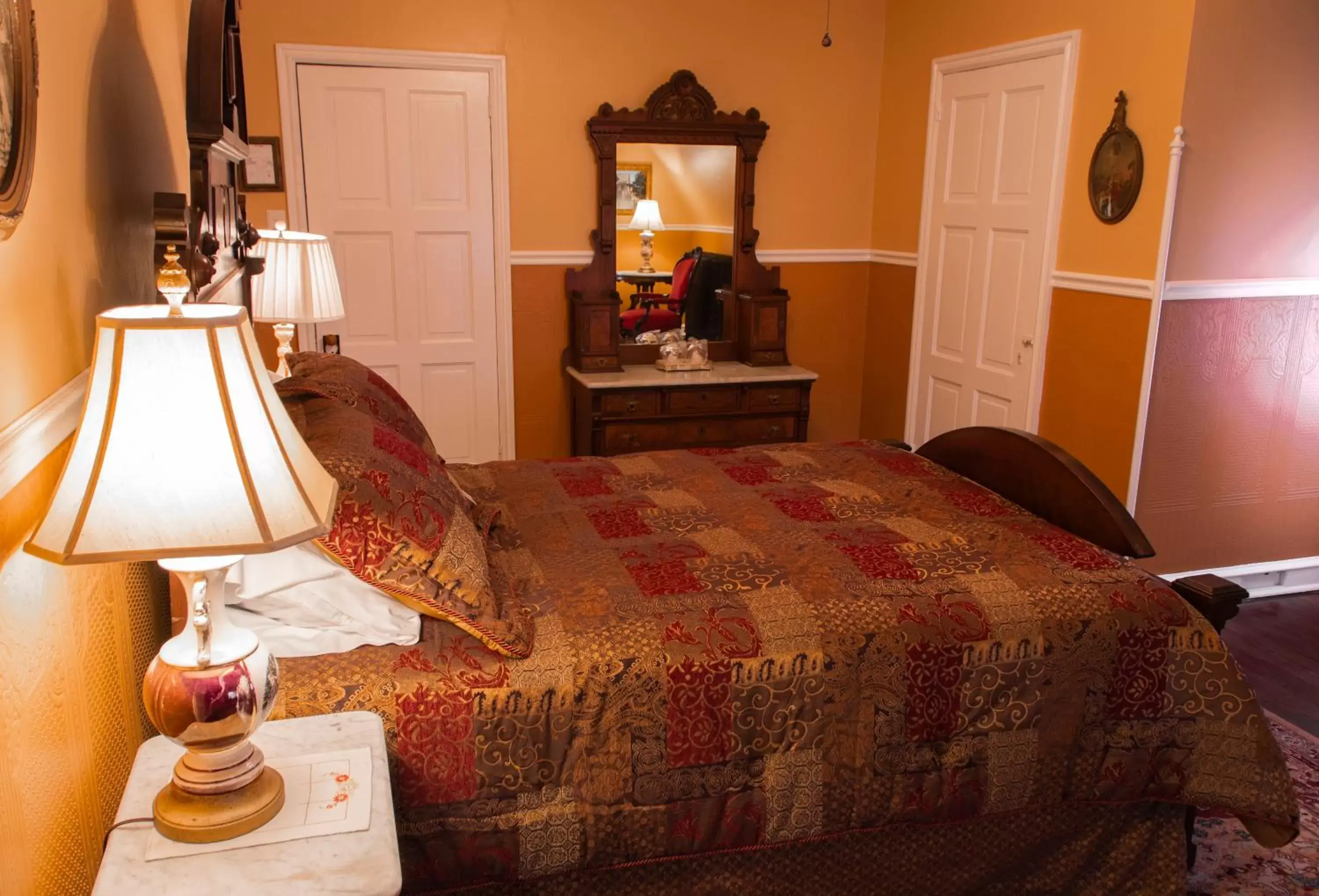 Deluxe Queen Room in Gifford-Risley House Bed and Breakfast Deluxe Queen Room in Gifford-Risley House Bed and Breakfast