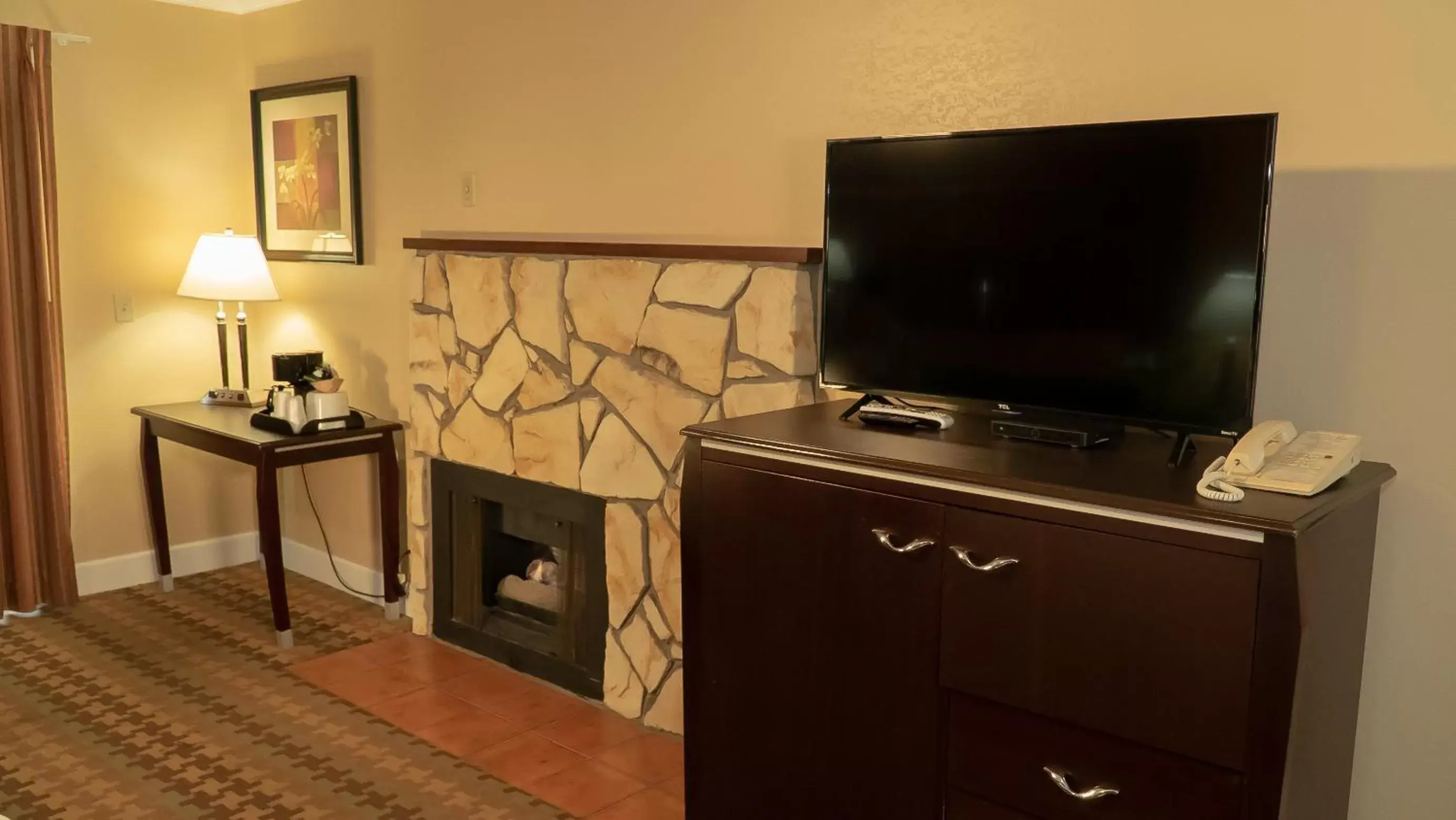 Bedroom, TV/Entertainment Center in Silver Surf Motel