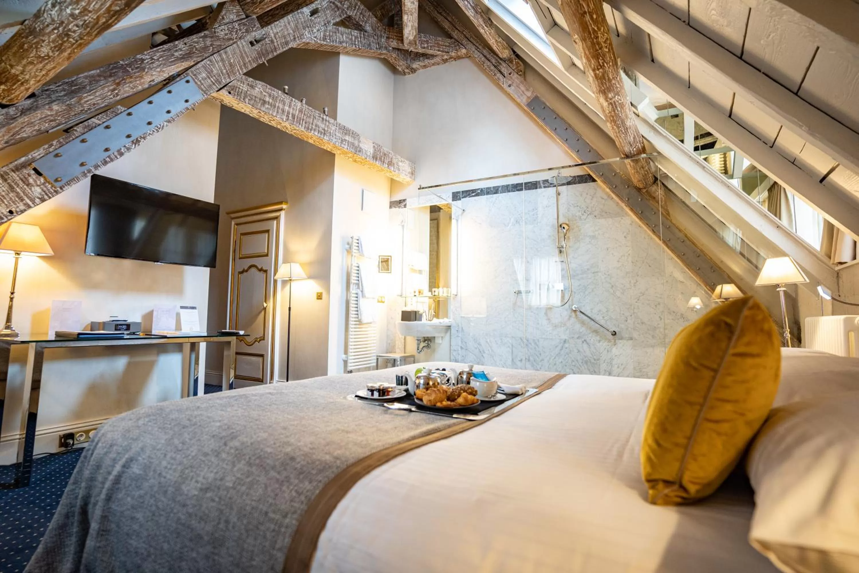 Photo of the whole room, Bed in Hotel Le Place d'Armes - Relais & Châteaux