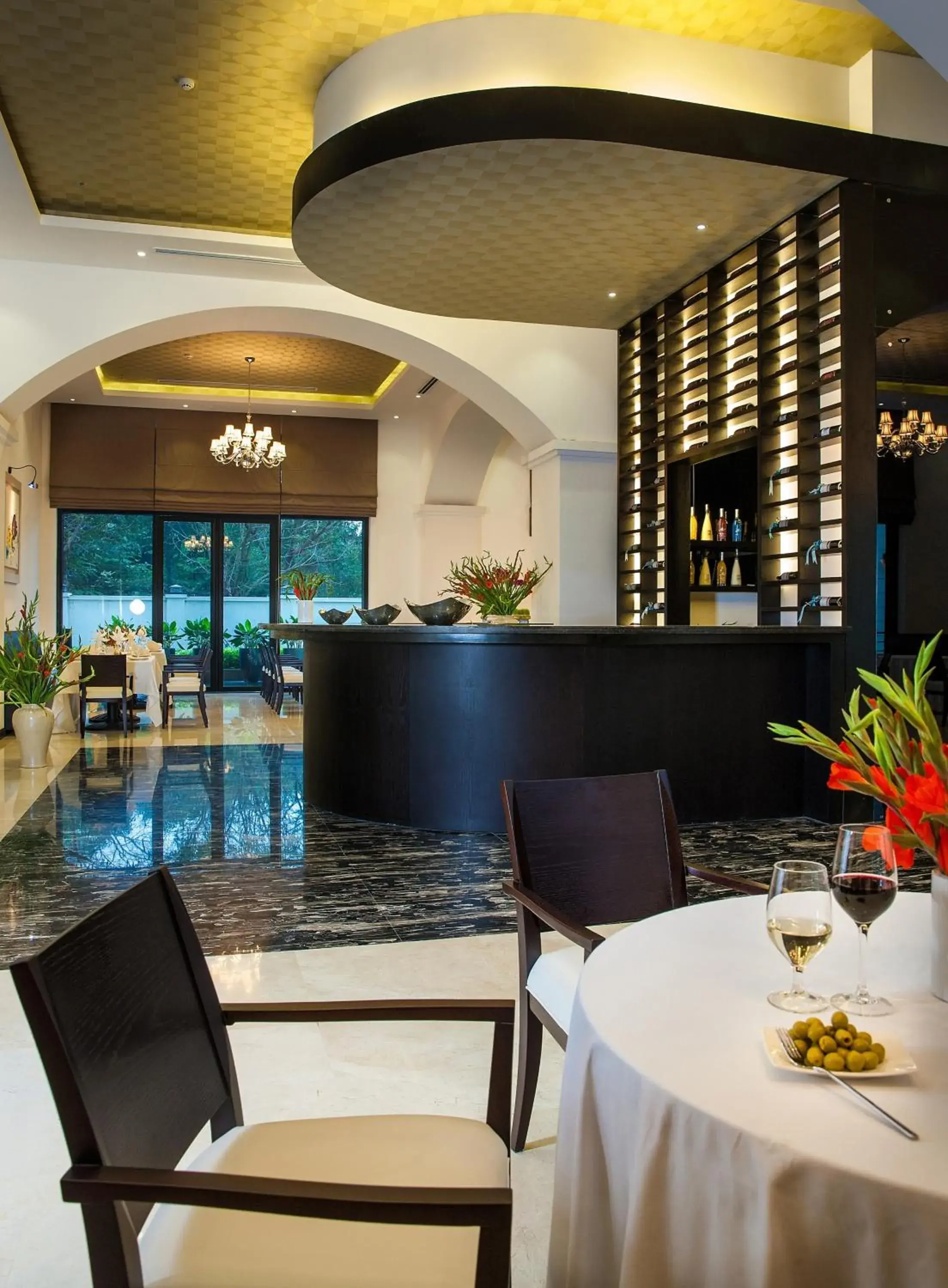 Restaurant/Places to Eat in Elegant Suites Westlake