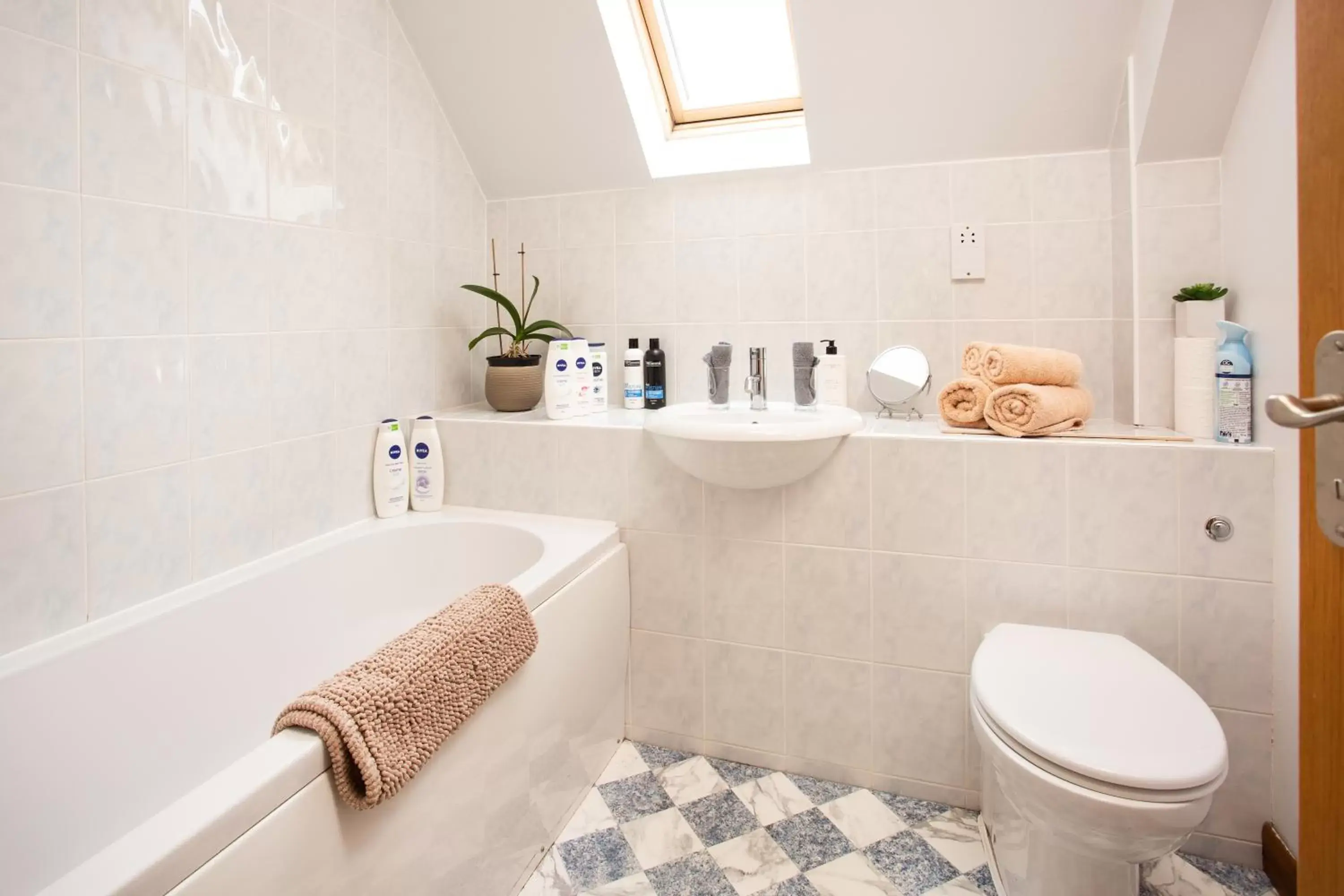 Shower, Bathroom in Beechwood Lodge